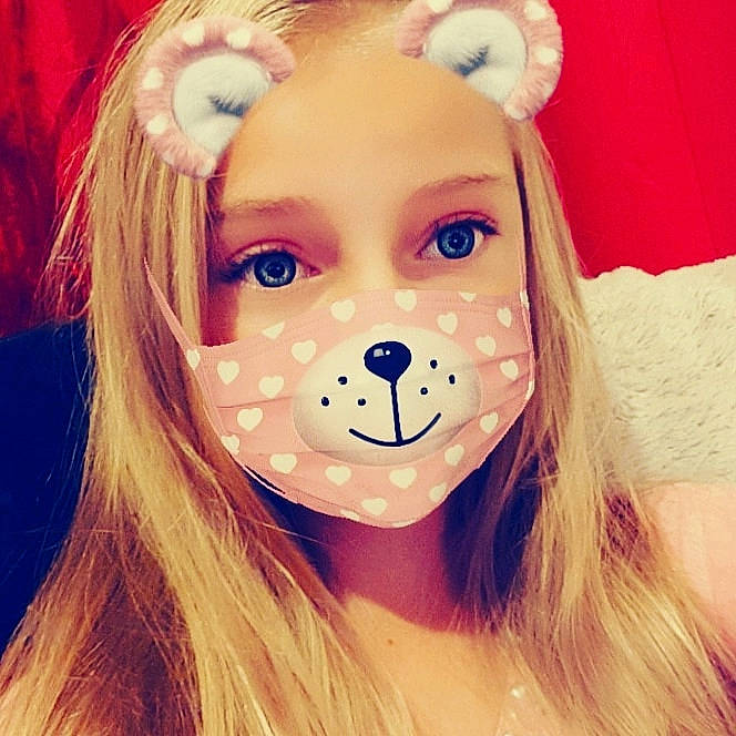 Alicia a rejoint le concours — aidez-le/la à gagner de superbes lots ! blond, cheek, chin, doll, eye, eyebrow, face, forehead, hair, hairstyle, head, human_hair_color, lip, mouth, nose, person, pink, selfie, skin, smile