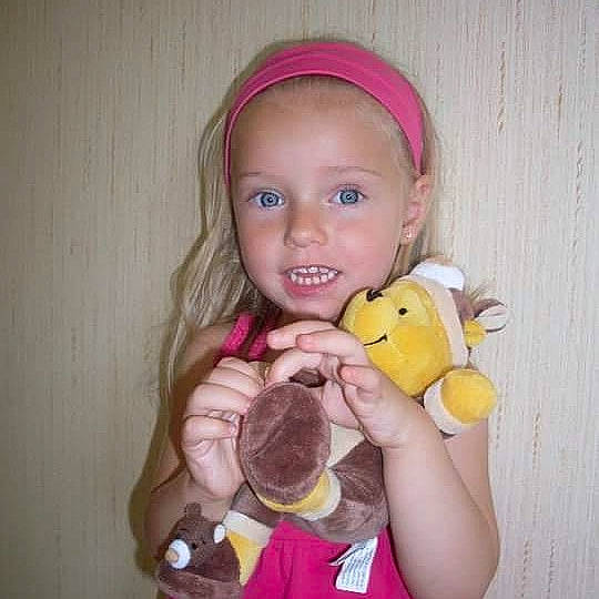 Alicia a rejoint le concours — aidez-le/la à gagner de superbes lots ! child, fun, infant, joy, material, nose, person, play, plush, product, skin, smile, stuffed_toy, textile, toddler, toy