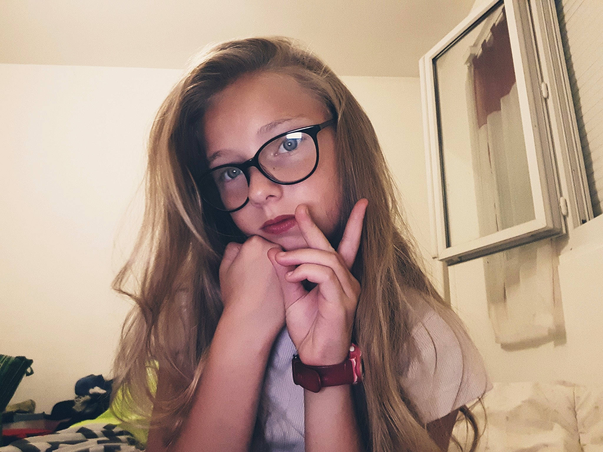 Alicia a rejoint le concours — aidez-le/la à gagner de superbes lots ! black_hair, brown_hair, cool, eye, eyewear, girl, glasses, hand, human_hair_color, lip, long_hair, organ, person, smile, vision_care