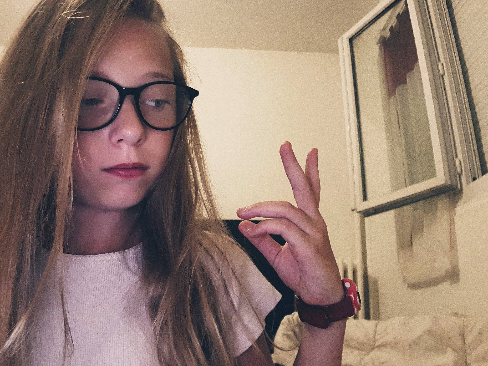 Alicia a rejoint le concours — aidez-le/la à gagner de superbes lots ! blond, brown_hair, eyewear, finger, girl, glasses, hairstyle, hand, human_hair_color, lip, long_hair, person, selfie, vision_care