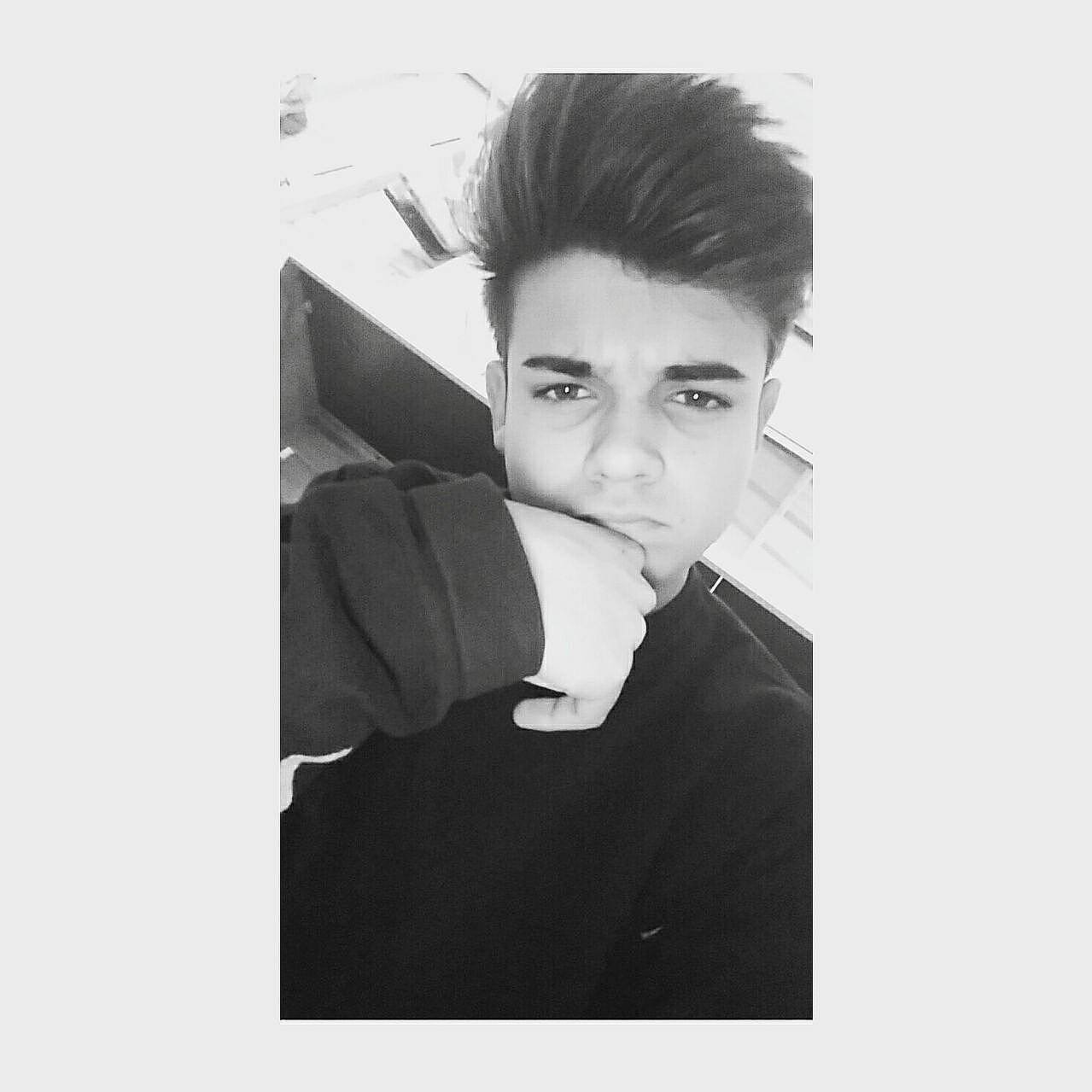 Titi participe au concours pour gagner de l'argent avec cette photo : arm, black_and_white, black_hair, chin, ear, eyebrow, face, forehead, gentleman, hairstyle, jaw, joy, monochrome, monochrome_photography, neck, person, photograph, photography, portrait, shoulder