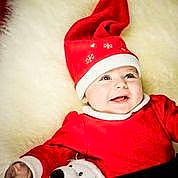 Lily participe au concours pour gagner de l'argent avec cette photo : baby, baby_toddler_clothing, cap, child, christmas_eve, comfort, costume_hat, event, fictional_character, fun, happy, hat, headgear, headwear, holiday, lap, person, santa_claus, sleeve, smile