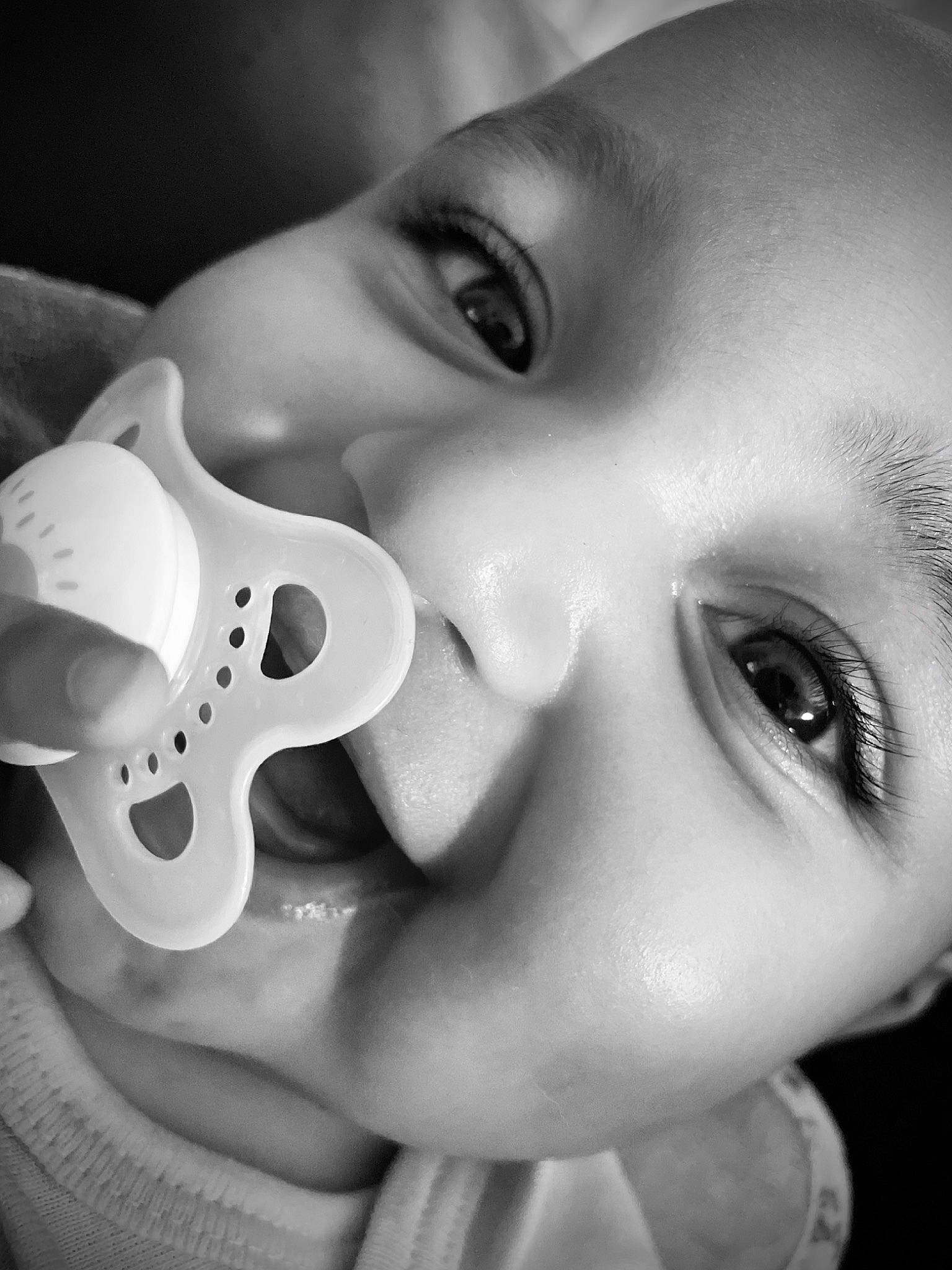 Maëline participe au concours pour gagner de l'argent avec cette photo : black, black_and_white, cheek, chin, ear, eyebrow, eyelash, facial_expression, flash_photography, human_body, iris, jaw, lip, mouth, neck, nose, skin, smile, style, white