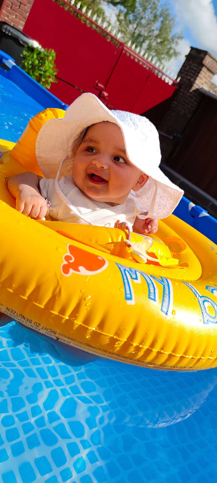 Maëline a rejoint le concours — aidez-le/la à gagner de superbes lots ! baby, baby_float, baby_laughing, baby_products, baby_toddler_clothing, bib, cap, child, event, fun, happy, hat, headwear, leisure, person, personal_protective_equipment, play, product, recreation, smile