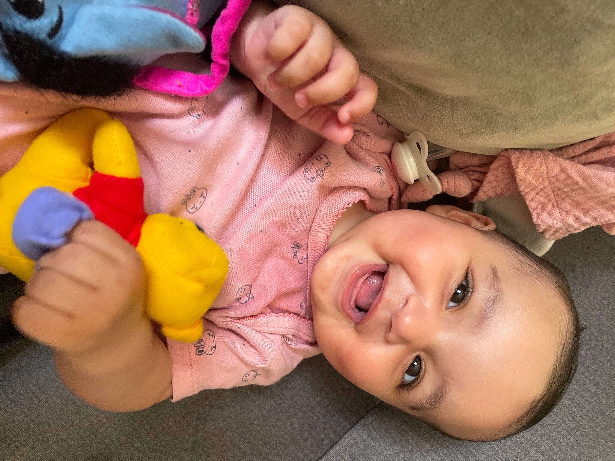 Maëline a rejoint le concours — aidez-le/la à gagner de superbes lots ! cheek, face, finger, gesture, hand, happy, head, interaction, iris, joy, lip, mouth, nose, person, pink, plant, product, skin, smile, textile