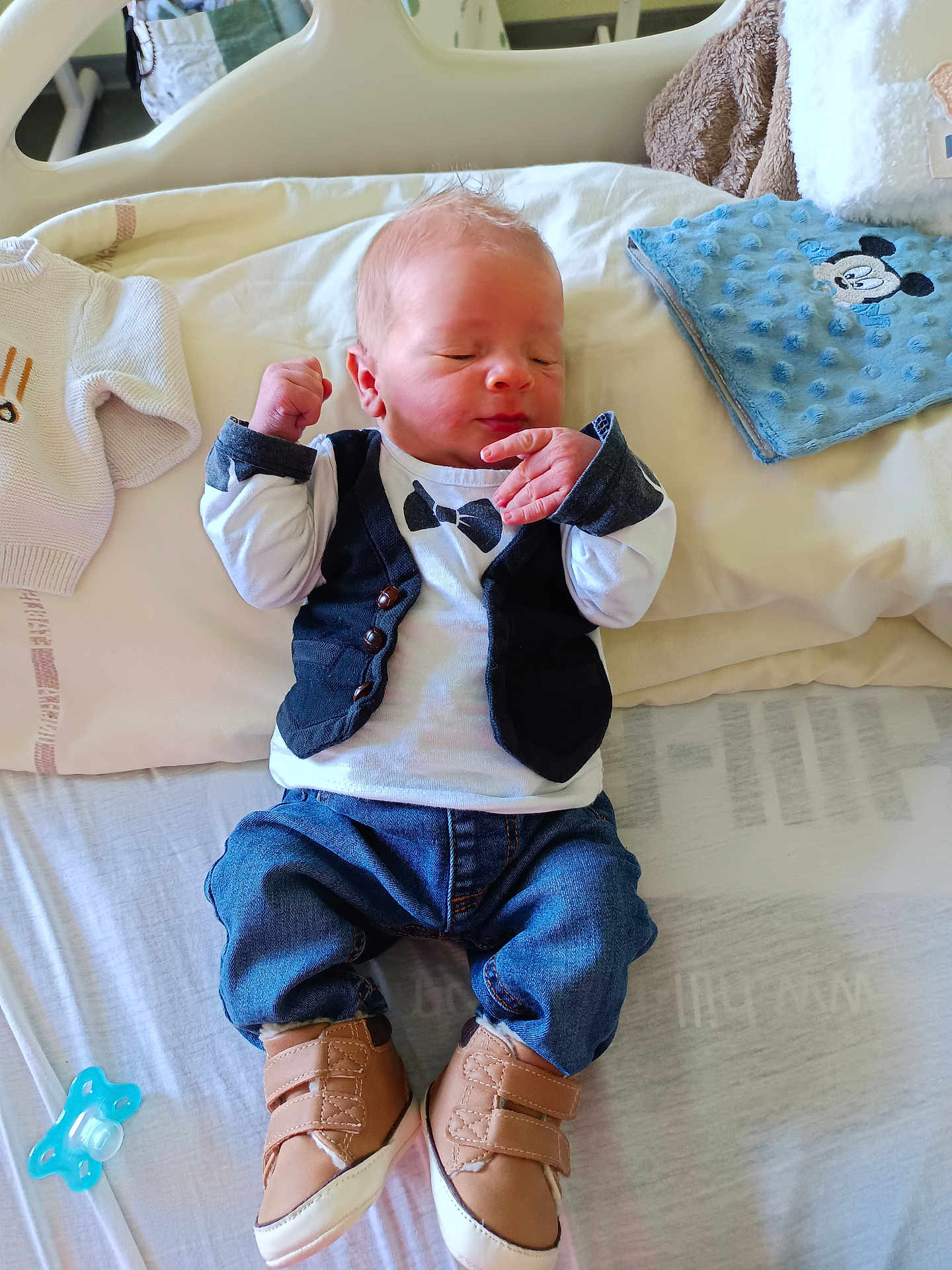 Ezïo a rejoint le concours — aidez-le/la à gagner de superbes lots ! newborn, baby, infant, clothing, vest, bow_tie, jeans, shoes, pacifier, bed, blanket, pillow, sleeping, cute, small, child, indoors, soft, fabric, resting