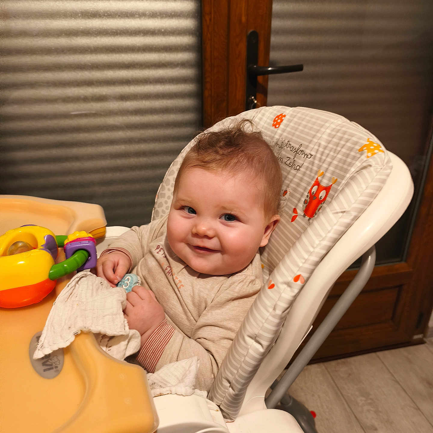 Loelya a rejoint le concours — aidez-le/la à gagner de superbes lots ! baby, child, cloth, clothing, curly_hair, cute, face, floor, furniture, happy, high_chair, home, indoor, infant, person, seat, smile, toy, window, wooden_door