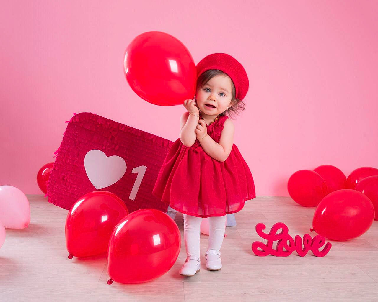 Dominique a rejoint le concours — aidez-le/la à gagner de superbes lots ! baby, balloon, child, event, facial_expression, flash_photography, flooring, font, fun, gesture, happy, magenta, party, party_supply, person, pink, product, red, standing, thigh