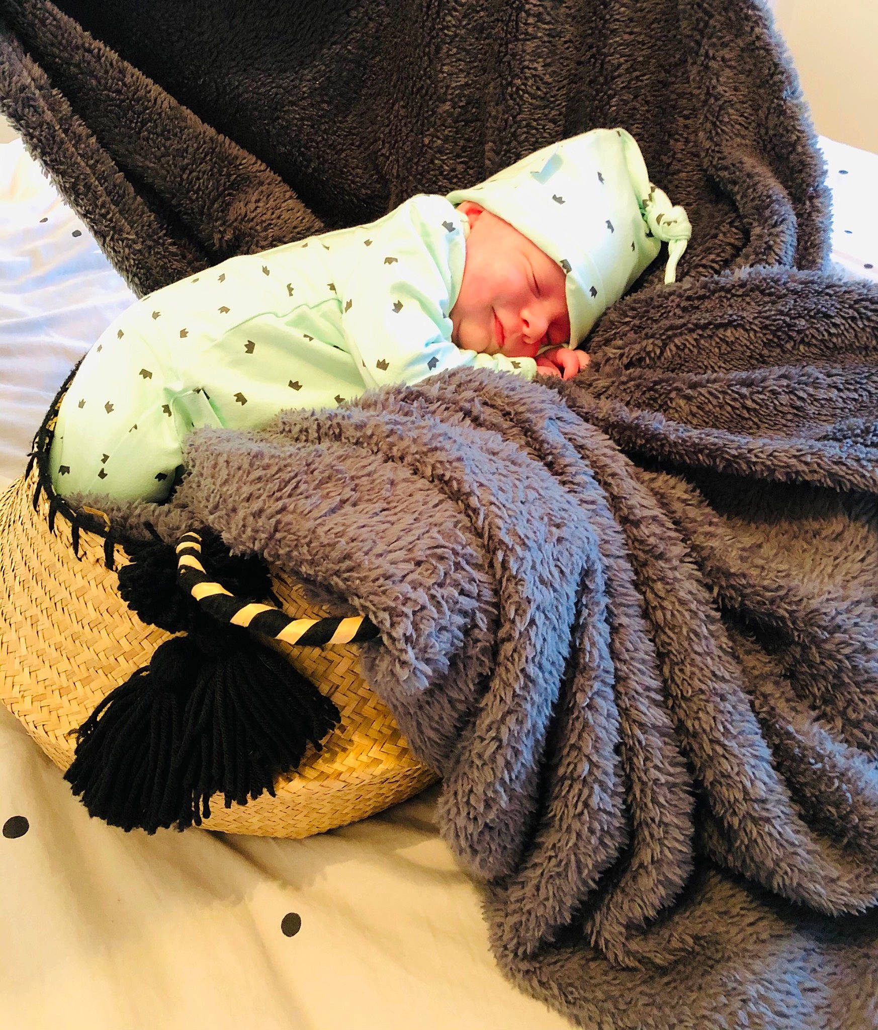 Livio a rejoint le concours — aidez-le/la à gagner de superbes lots ! baby, baby_products, baby_toddler_clothing, beanie, brown, comfort, craft, creative_arts, fiber, headwear, knit_cap, knitting, linens, person, textile, thread, wool, woolen, woven_fabric