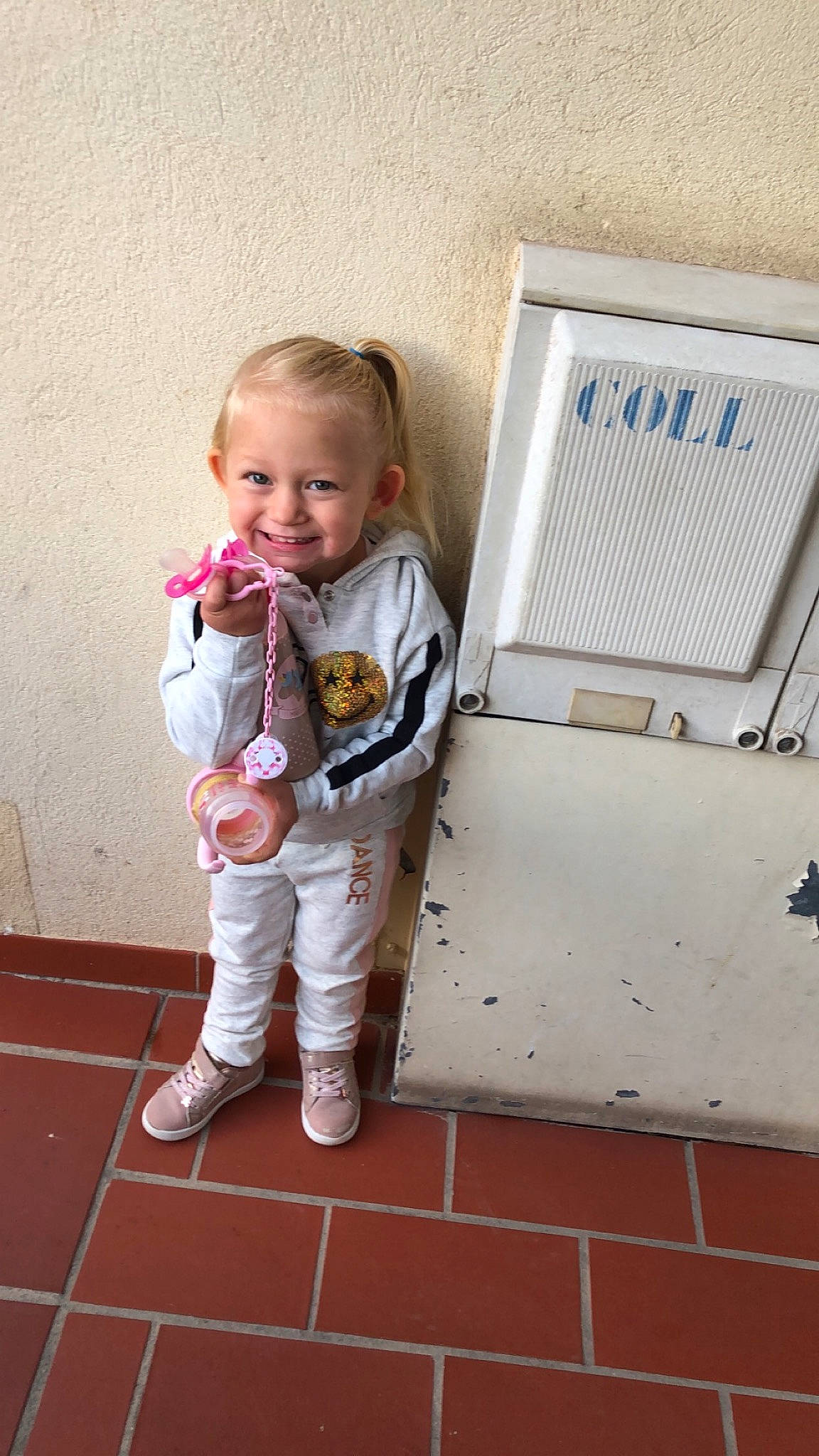 Shanel a rejoint le concours — aidez-le/la à gagner de superbes lots ! baby, child, joy, person, room, standing, toddler