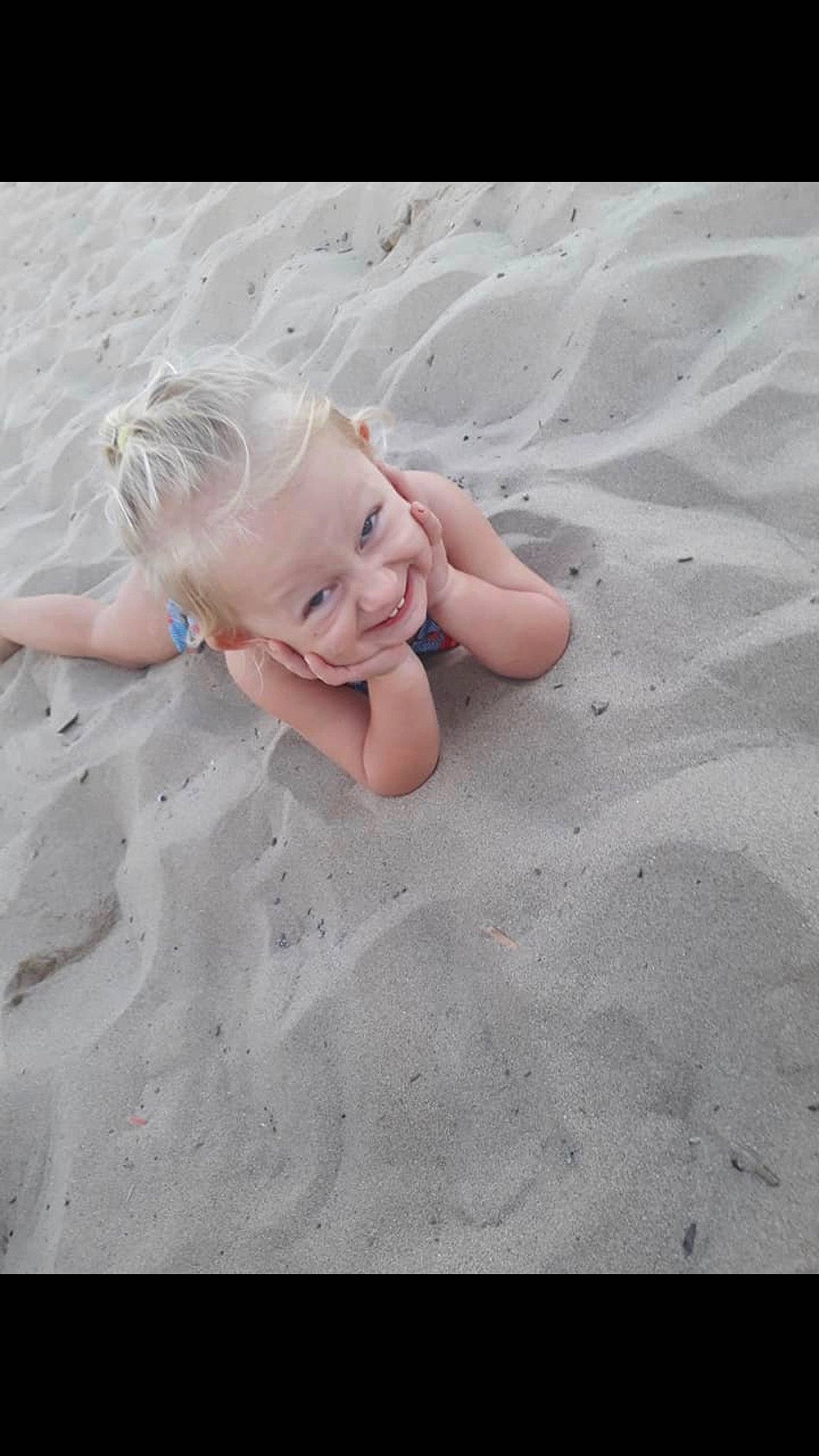 Shanel participe au concours pour gagner de l'argent avec cette photo : baby, beach, blond, child, fun, hand, joy, leg, person, photograph, photography, play, sand, sea, skin, smile, summer, toddler, vacation