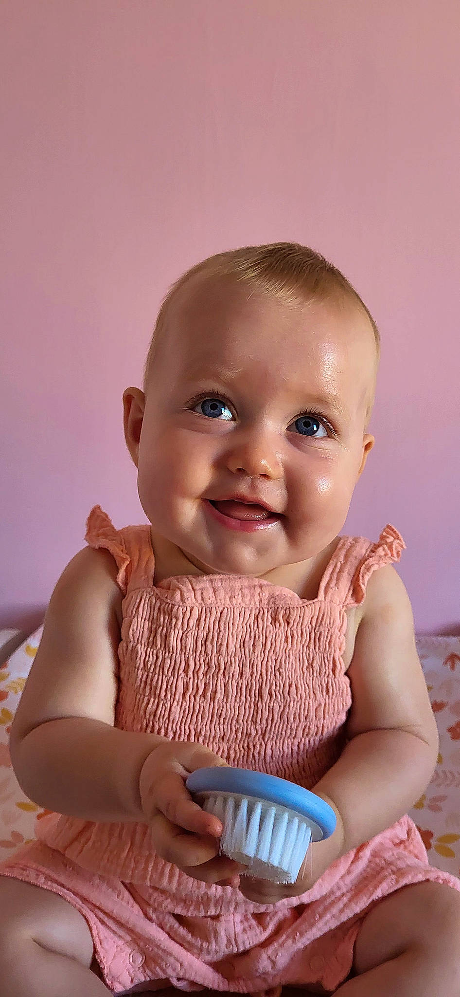 Alycia a rejoint le concours — aidez-le/la à gagner de superbes lots ! arm, baby, baby_toddler_clothing, cheek, chin, drinkware, finger, happy, human_body, iris, joint, joy, lip, mouth, neck, nose, person, pink, shoulder, skin