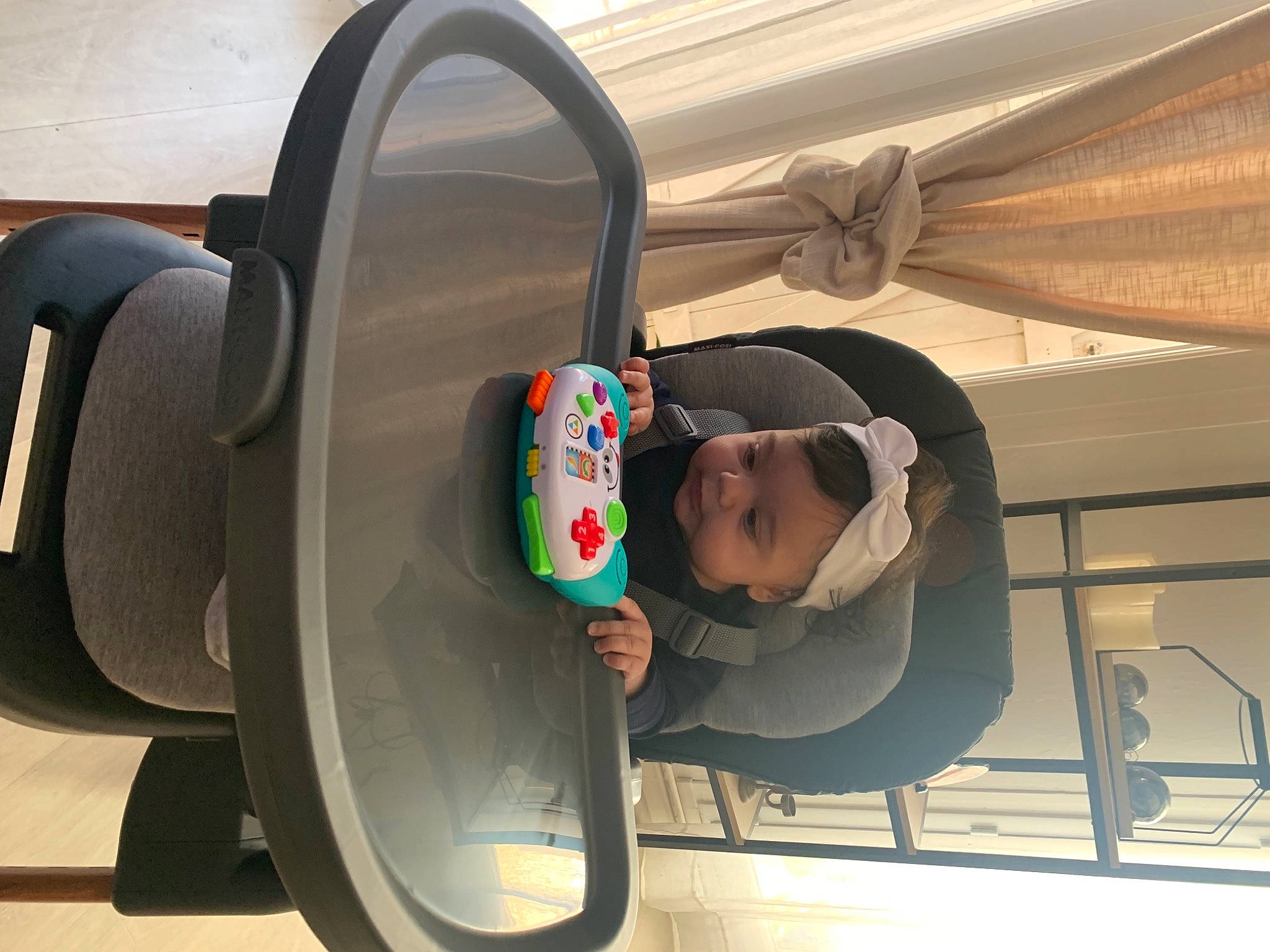 Ayline participe au concours pour gagner de l'argent avec cette photo : audio_equipment, auto_part, automotive_design, automotive_exterior, automotive_tire, automotive_wheel_system, baby_toddler_clothing, car_seat, circle, comfort, fun, leisure, motor_vehicle, person, recreation, shade, tire, toddler, toy, travel