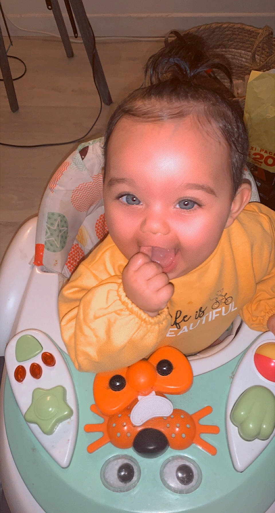 Ayline a rejoint le concours — aidez-le/la à gagner de superbes lots ! baby, baby_toddler_clothing, bib, cheek, facial_expression, fun, hair, happy, head, iris, lip, mammal, mouth, nose, organ, people, person, skin, smile, textile