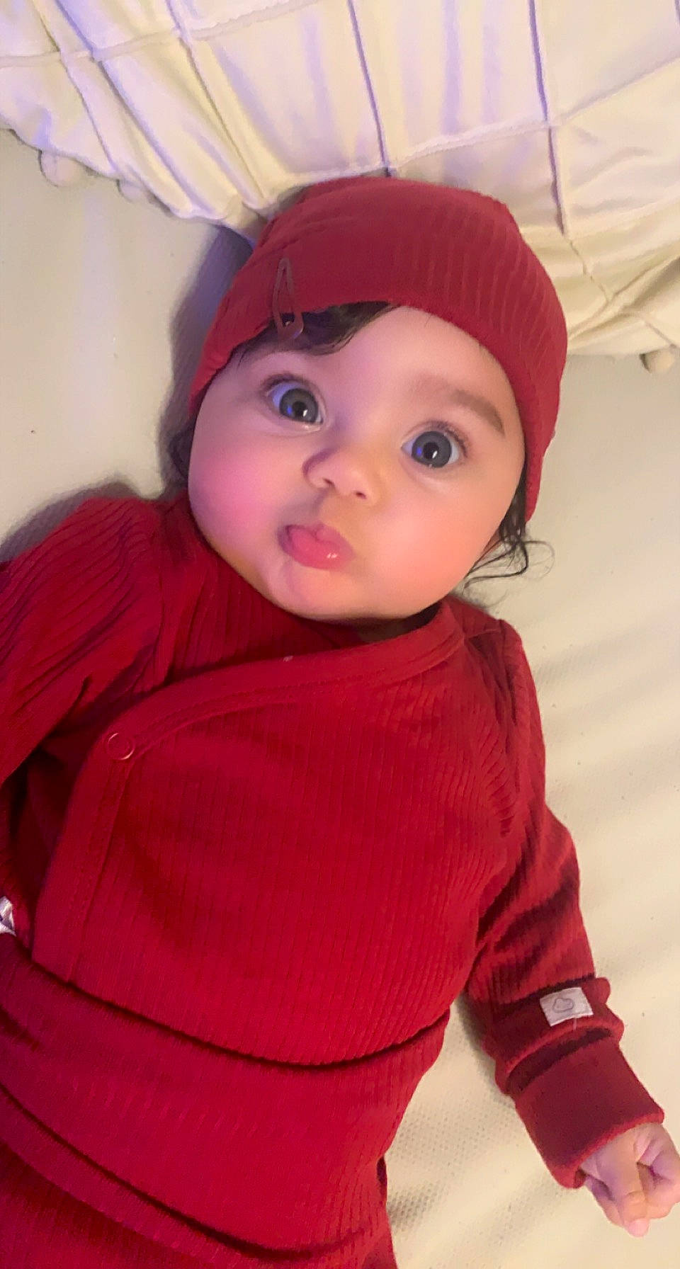 Ayline participe au concours pour gagner de l'argent avec cette photo : baby, baby_toddler_clothing, cap, carmine, cheek, child, comfort, costume_hat, eyebrow, fashion_accessory, fun, hat, headgear, headwear, lip, magenta, nose, person, pink, skin