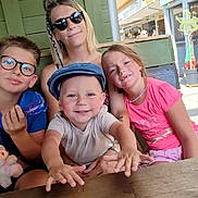 Alix a rejoint le concours — aidez-le/la à gagner de superbes lots ! child, children, woman, glasses, cap, pink_clothing, blue_clothing, plush_toy, table, outdoor, cafe, smile, happy, person, sunlight, sunglasses, bench, tattoo, street, barrel
