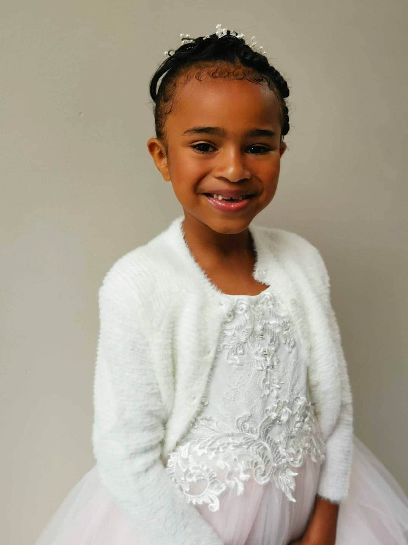 Maëlys a rejoint le concours — aidez-le/la à gagner de superbes lots ! bridal_clothing, chin, dress, embellishment, eyebrow, eyelash, face, facial_expression, flash_photography, gesture, gown, hair, happy, head, headgear, joy, neck, person, shoulder, skin