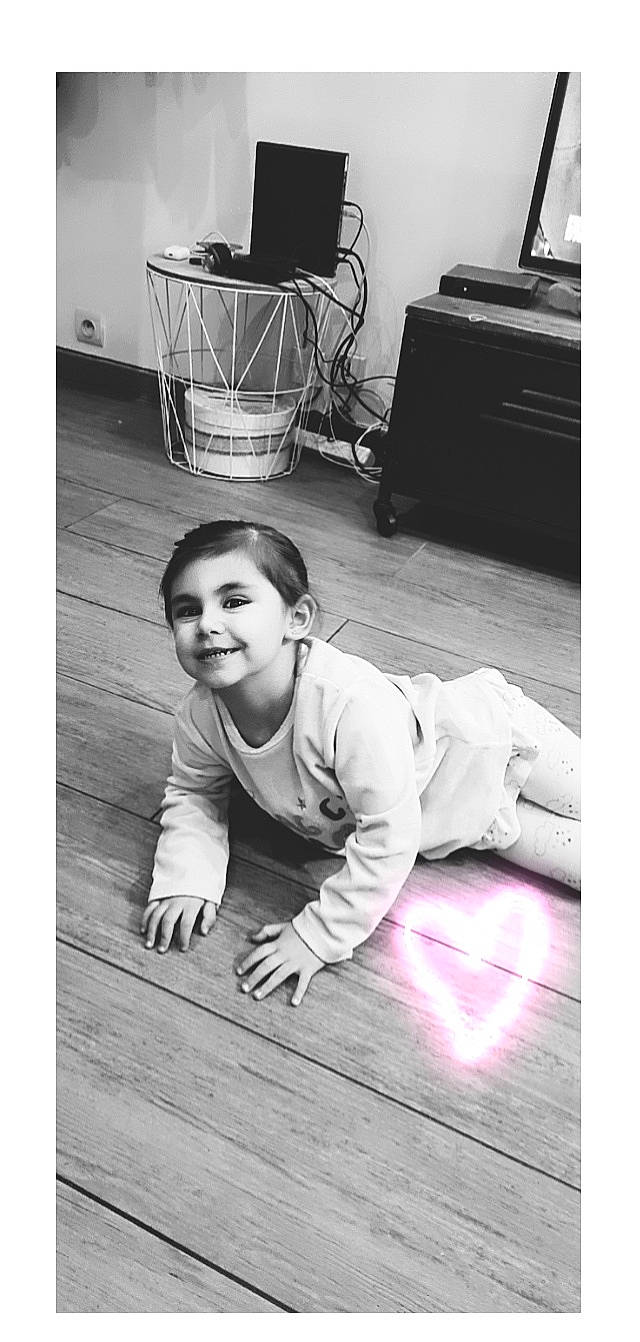 Francesca a rejoint le concours — aidez-le/la à gagner de superbes lots ! black, black_and_white, cabinetry, chest_of_drawers, child, drawer, flash_photography, floor, flooring, happy, hardwood, home_appliance, joy, line, person, photograph, smile, standing, style, toddler