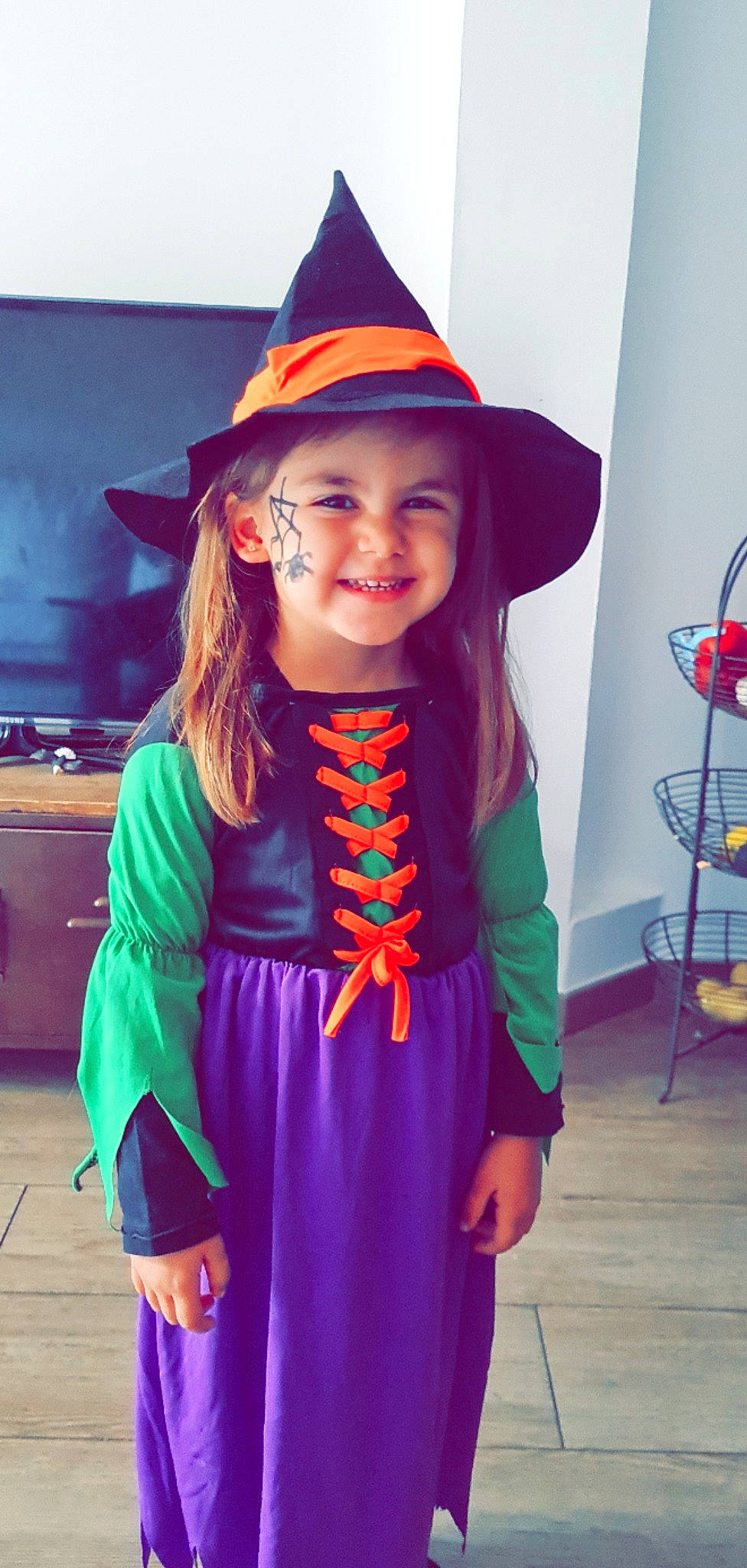 Francesca a rejoint le concours — aidez-le/la à gagner de superbes lots ! costume_hat, dress, eye, face, facial_expression, glasses, hair, happy, hat, head, headwear, joy, neck, outerwear, person, pink, purple, shoulder, sleeve, smile