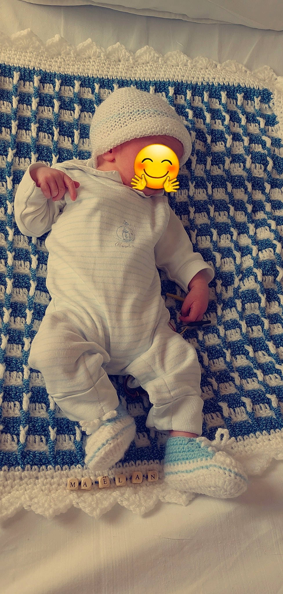 Maelan a rejoint le concours — aidez-le/la à gagner de superbes lots ! baby, baby_sleeping, baby_toddler_clothing, beanie, cap, child, comfort, cool, electric_blue, fun, happy, hat, knit_cap, linens, pattern, sitting, sleeve, textile, thumb, toddler