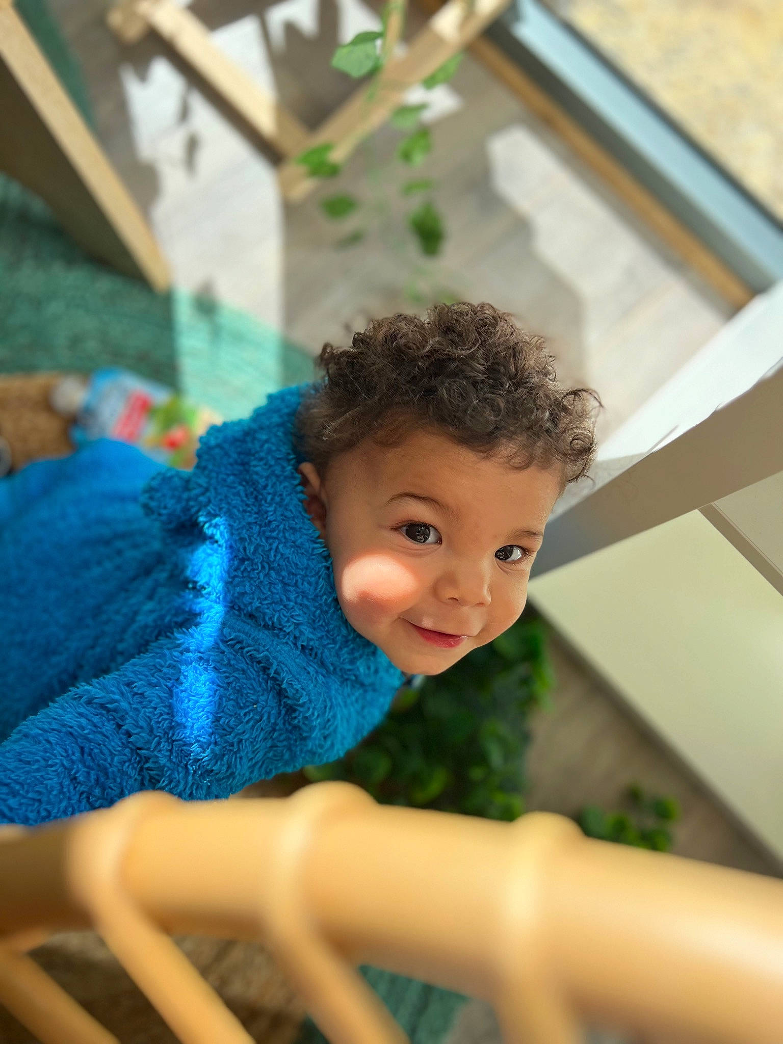 Emiliano a rejoint le concours — aidez-le/la à gagner de superbes lots ! child, electric_blue, flooring, fun, grass, happy, leisure, nonbuilding_structure, person, play, portrait_photography, recreation, room, sitting, smile, t_shirt, toddler, wood, wool