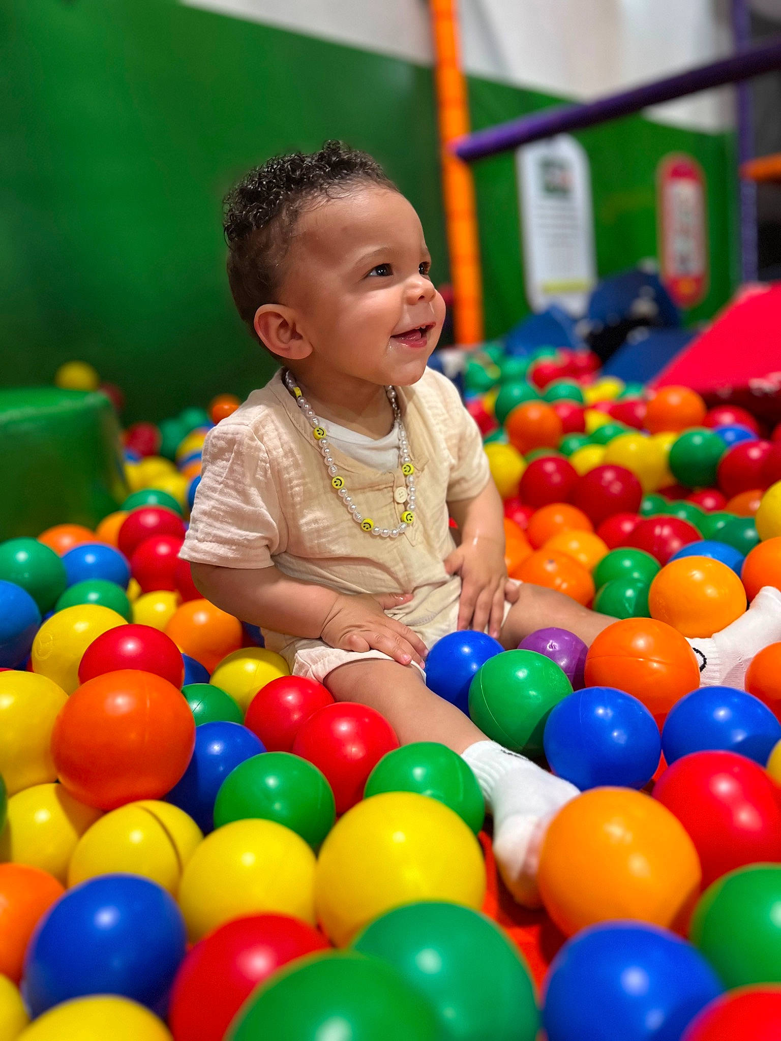 Emiliano participe au concours pour gagner de l'argent avec cette photo : ball, ball_pit, black, child, community, facial_expression, fun, green, happy, joy, leisure, people, person, photograph, playground, product, public_space, red, toddler, toy