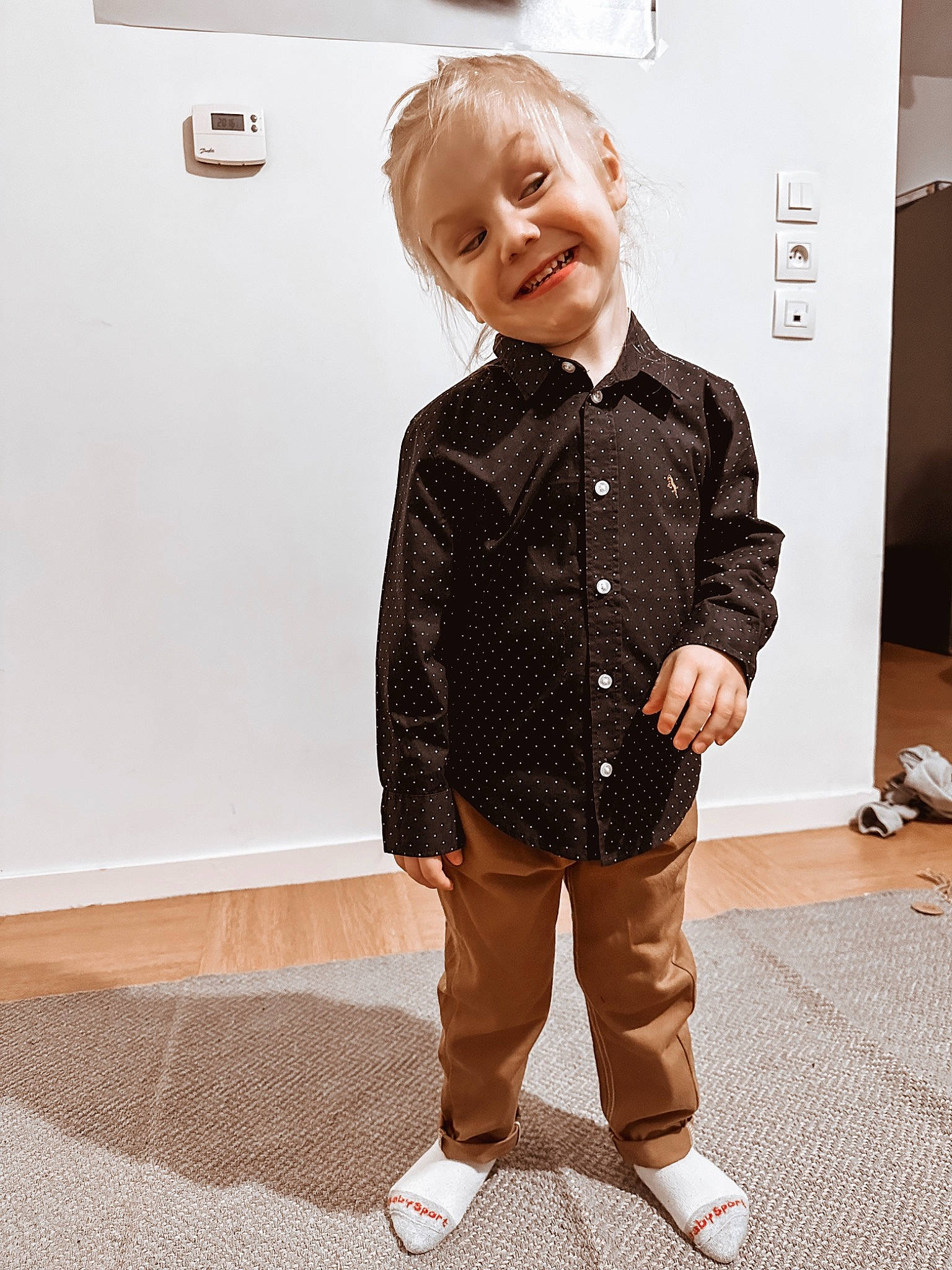 Roman a rejoint le concours — aidez-le/la à gagner de superbes lots ! blazer, blond, collar, dress_shirt, fashion_design, flooring, formal_wear, hair, joint, joy, knee, neck, outerwear, pattern, person, shoulder, sleeve, smile, standing, toddler