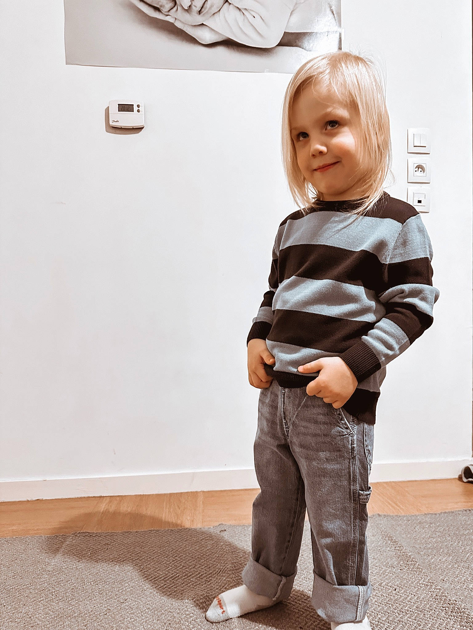 Roman participe au concours pour gagner de l'argent avec cette photo : baby_toddler_clothing, blazer, collar, denim, dress_shirt, fashion_design, flooring, joint, joy, knee, neck, pattern, person, shoulder, sleeve, smile, t_shirt, toddler, trunk, waist