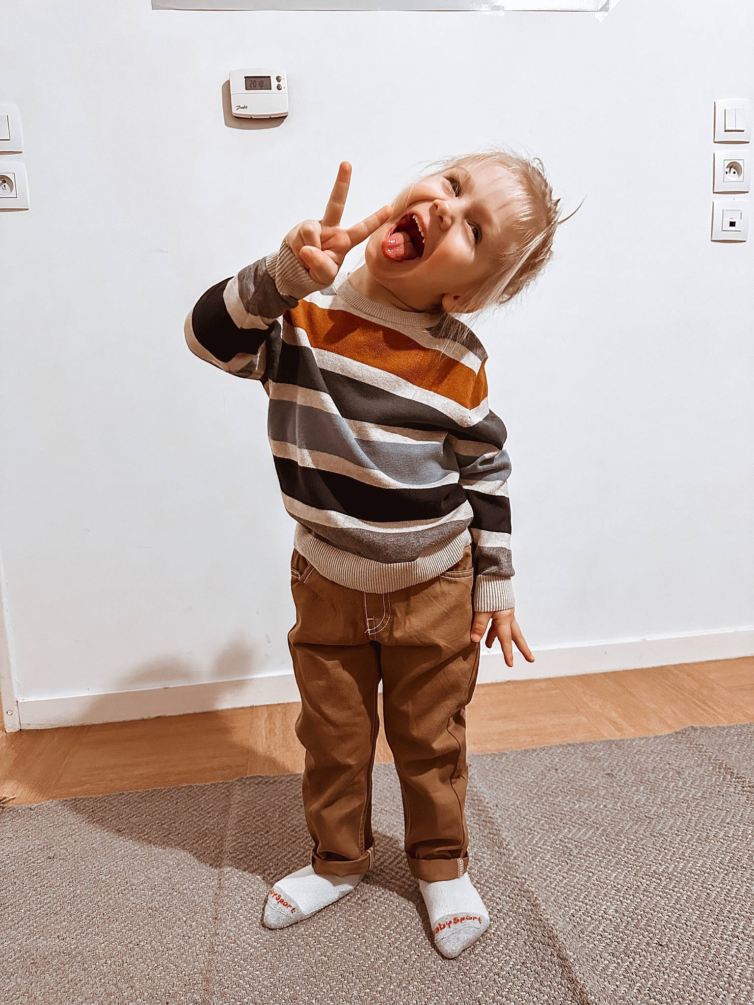 Roman participe au concours pour gagner de l'argent avec cette photo : baby, baby_toddler_clothing, child, design, elbow, flooring, gesture, hand, happy, joint, knee, pattern, person, room, sleeve, smile, t_shirt, thumb, toddler, waist