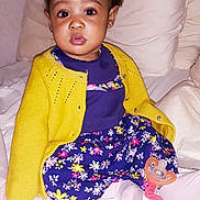 Marie-Sainte participe au concours pour gagner de l'argent avec cette photo : baby, child, girl, dress, yellow_cardigan, hair_bows, pacifier, plush_toy, bed, pillow, sitting, indoors, cute, portrait, clothing, infant, soft_toys, comfort, childhood, happy