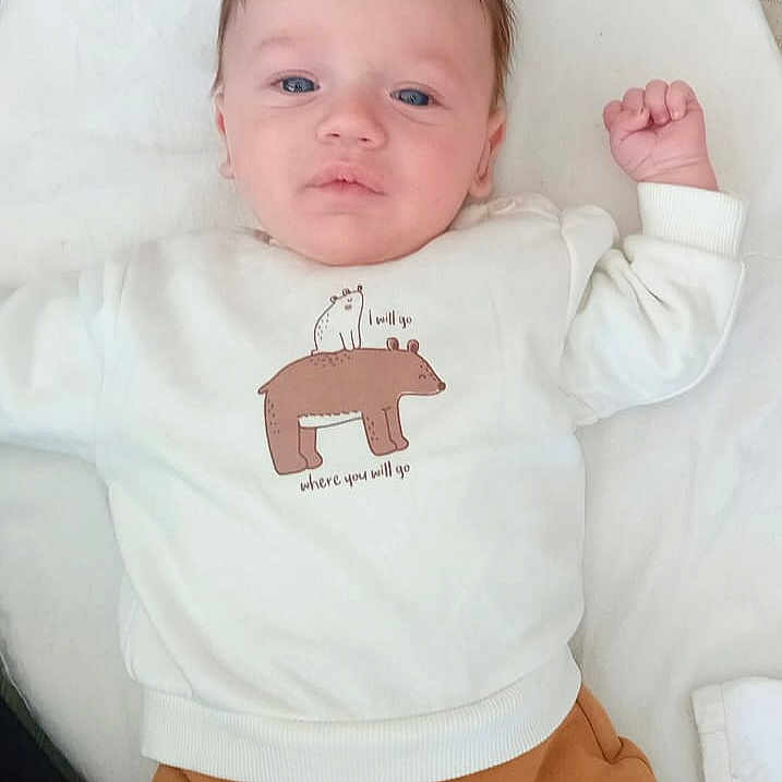 Nino participe au concours pour gagner de l'argent avec cette photo : baby, bed, blanket, clothing, cushion, face, furniture, happy, head, homedecor, longsleeve, newborn, pants, person, photography, portrait, shirt, sleeping, smile, t_shirt