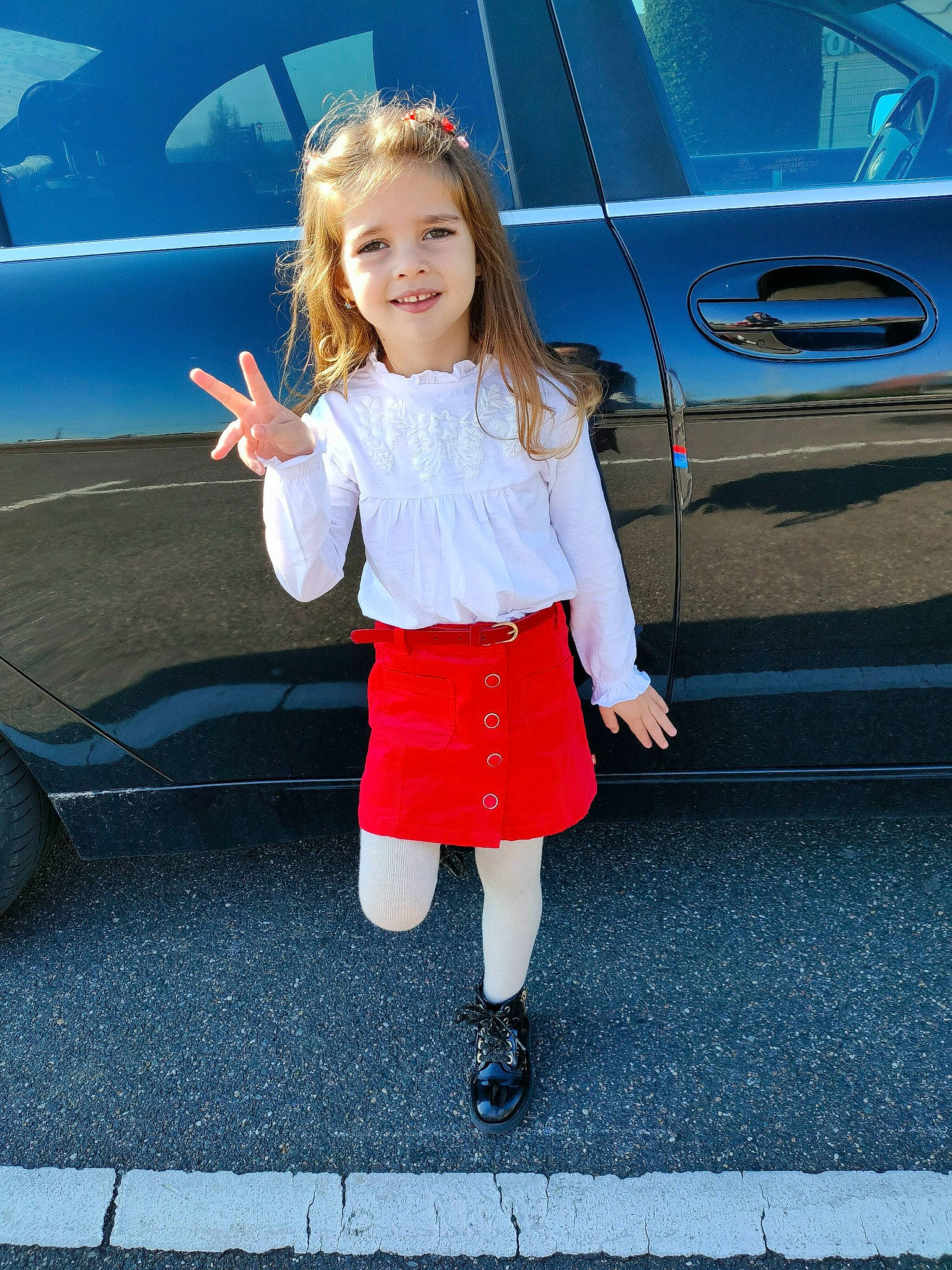 Anaïs participe au concours pour gagner de l'argent avec cette photo : alloy_wheel, asphalt, automotive_design, automotive_exterior, automotive_lighting, automotive_tire, automotive_wheel_system, bumper, car, denim, hood, joy, motor_vehicle, person, personal_luxury_car, rim, tints_and_shades, toddler, trunk, vehicle