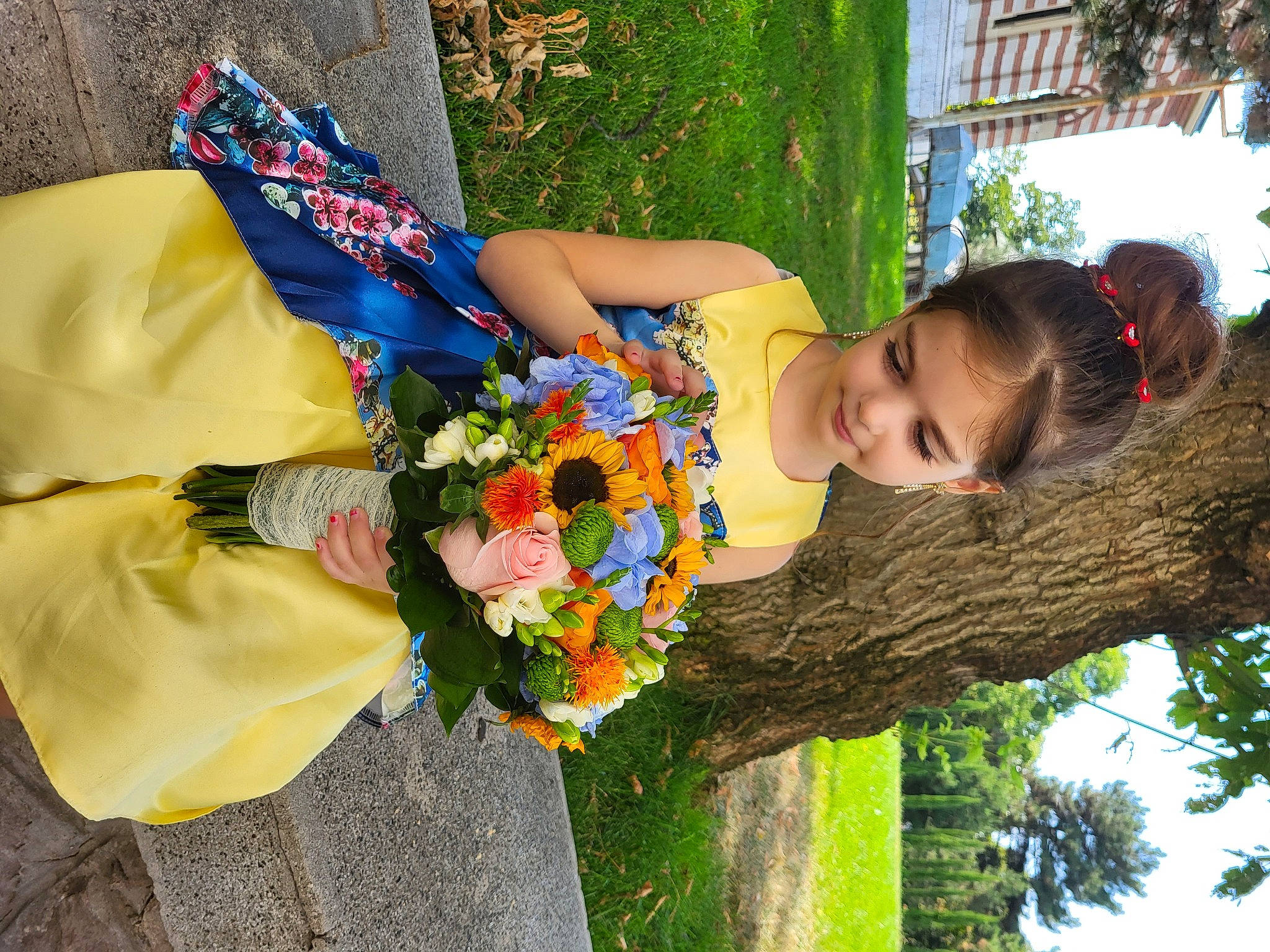 Anaïs a rejoint le concours — aidez-le/la à gagner de superbes lots ! adaptation, child, event, flower, fun, grass, happy, joy, leisure, pattern, people_in_nature, person, plant, spring, toddler, tree, trunk, vacation, window