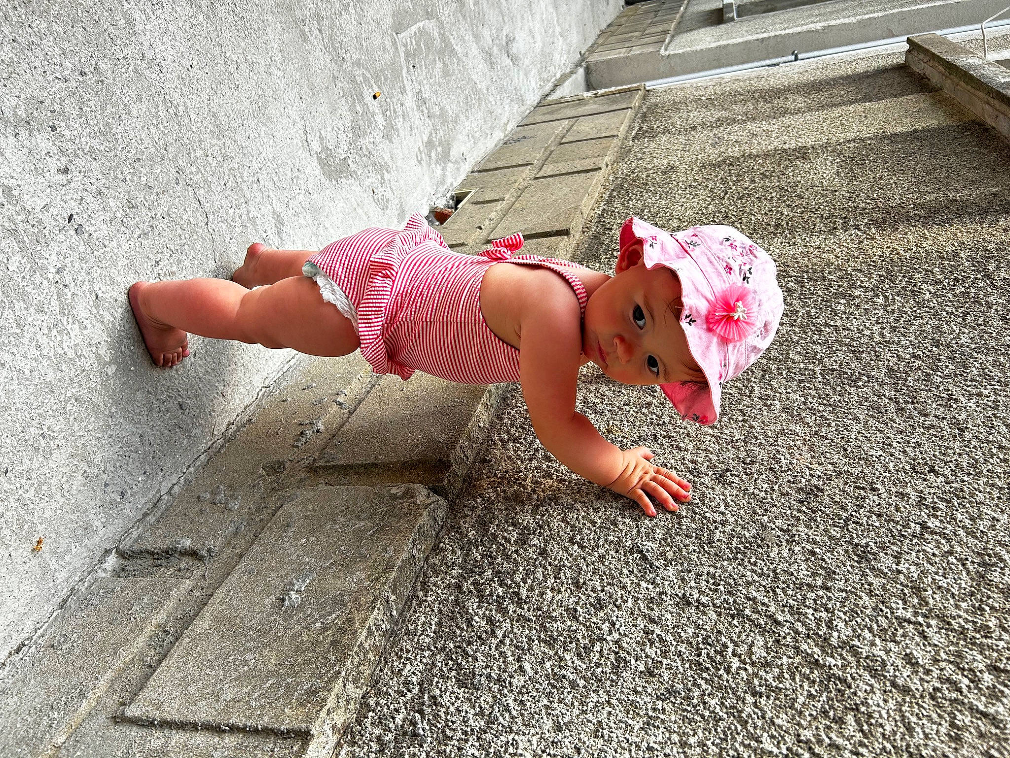 Maris Amalia participe au concours pour gagner de l'argent avec cette photo : asphalt, carmine, fawn, flooring, foot, fun, grass, headwear, human_leg, leisure, magenta, pattern, person, pink, road, road_surface, sidewalk, thigh, toddler, toy