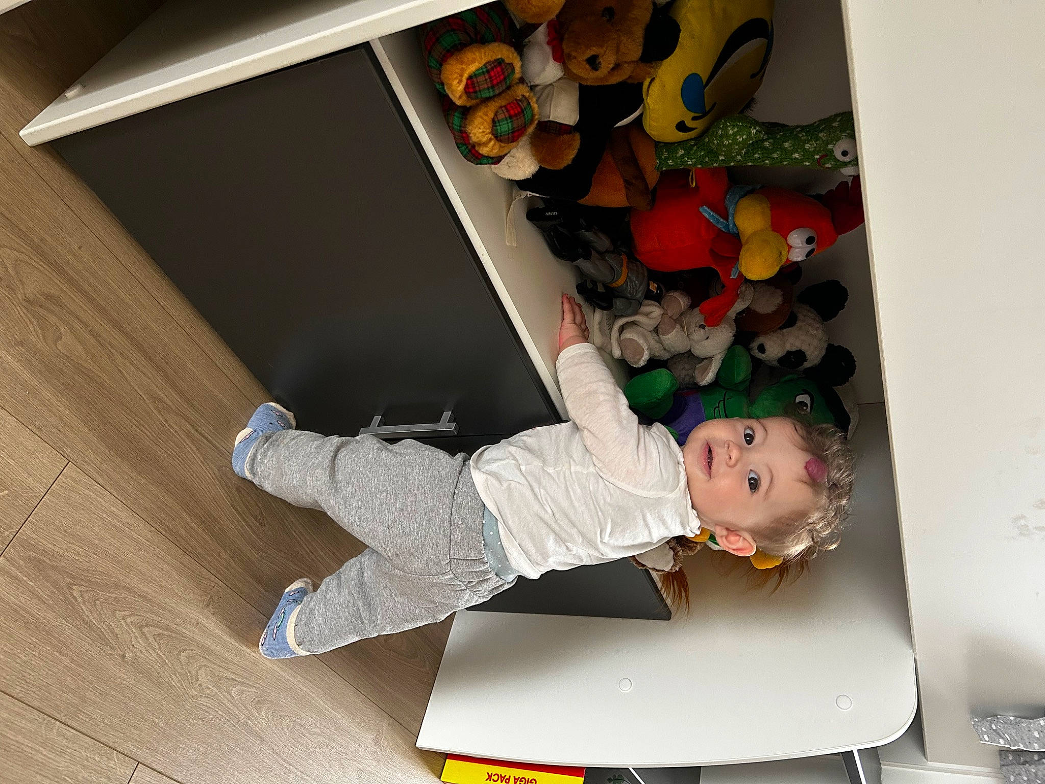 Maris Amalia a rejoint le concours — aidez-le/la à gagner de superbes lots ! baby_toddler_clothing, child, comfort, floor, flooring, fun, hardwood, laminate_flooring, person, play, plywood, room, sandal, sitting, sock, toddler, toy, varnish, wood, wood_flooring