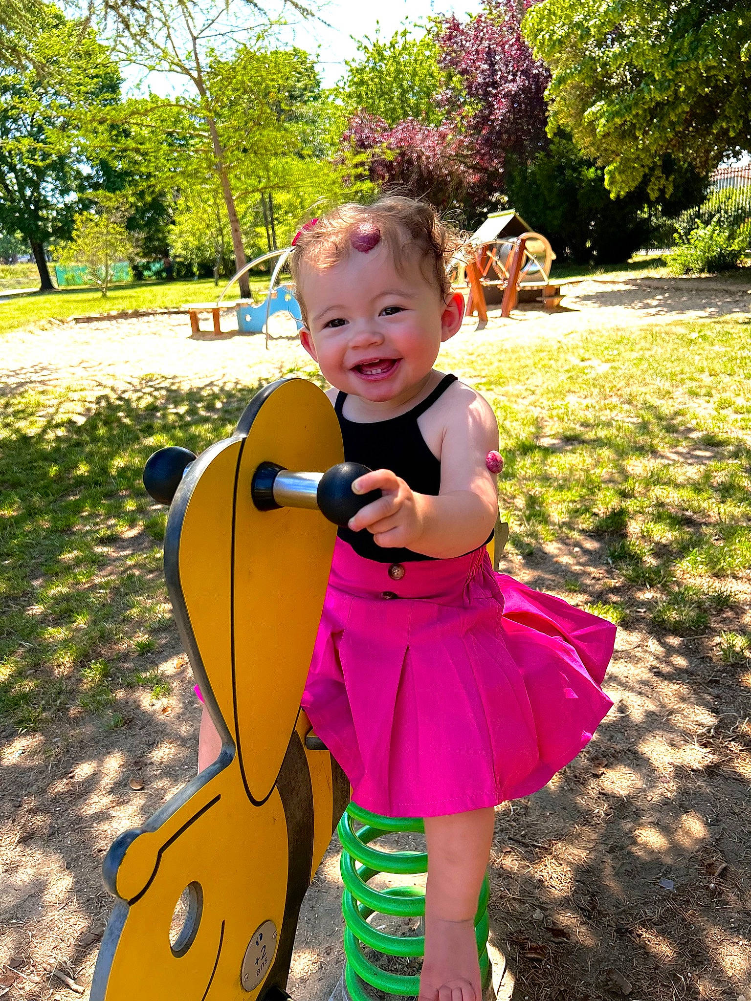 Maris Amalia participe au concours pour gagner de l'argent avec cette photo : baby, baby_toddler_clothing, child, electric_blue, event, fun, grass, happy, joy, leisure, magenta, musical_instrument, people_in_nature, person, pink, plant, recreation, smile, summer, toddler