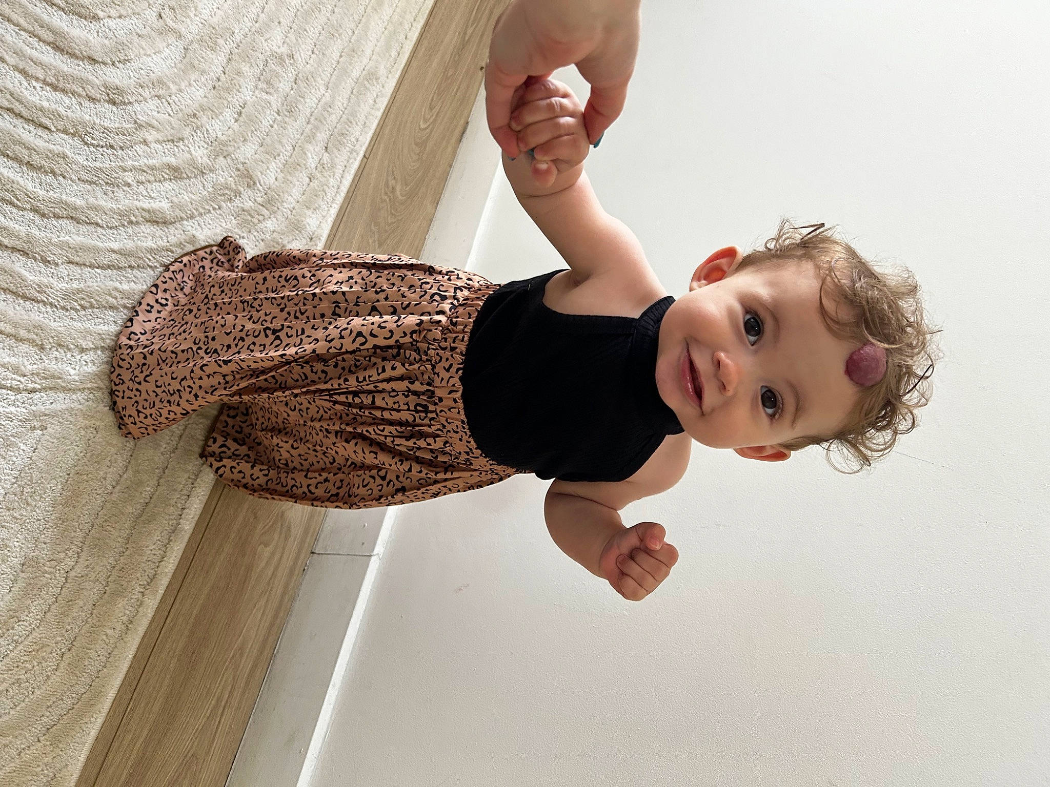 Amalia a rejoint le concours — aidez-le/la à gagner de superbes lots ! baby, baby_toddler_clothing, child, elbow, finger, flash_photography, flooring, gesture, happy, human_leg, joy, knee, one_piece_garment, pattern, person, sleeve, smile, stomach, toddler, waist