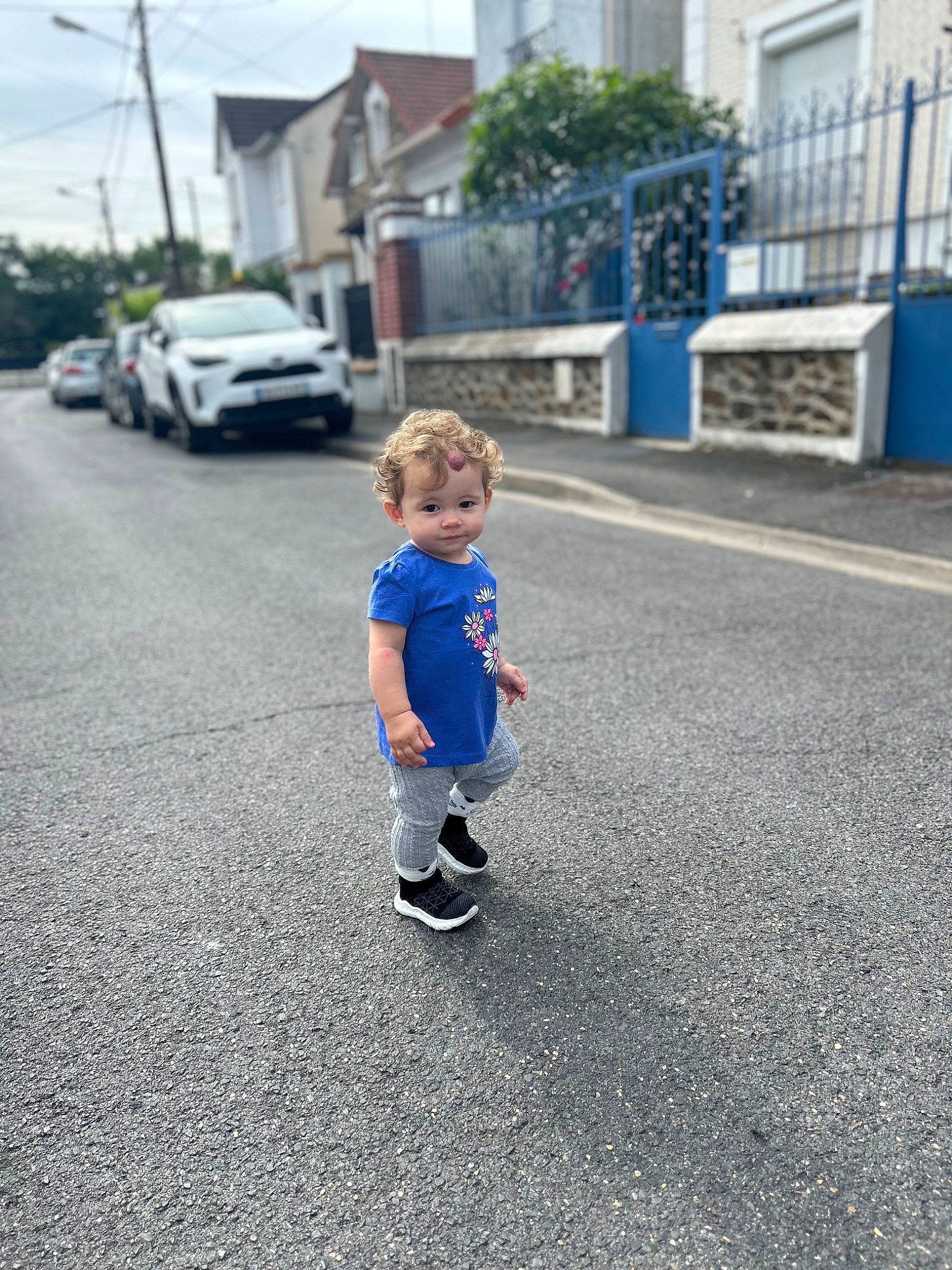 Amalia participe au concours pour gagner de l'argent avec cette photo : asphalt, car, child, electric_blue, family_car, lane, pedestrian, person, plant, recreation, road, road_surface, rolling, sidewalk, sky, smile, street, tar, toddler, vehicle