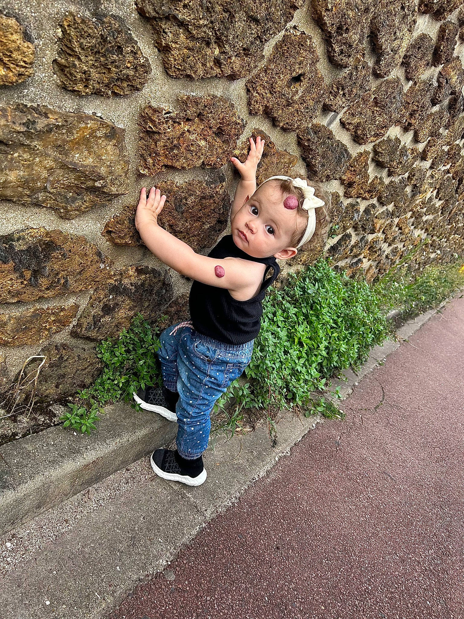 Amalia participe au concours pour gagner de l'argent avec cette photo : adventure, asphalt, balance, bedrock, climbing, fun, grass, happy, jeans, leg, leisure, people_in_nature, person, recreation, rock, rock_climbing, shorts, sitting, sneakers, soil