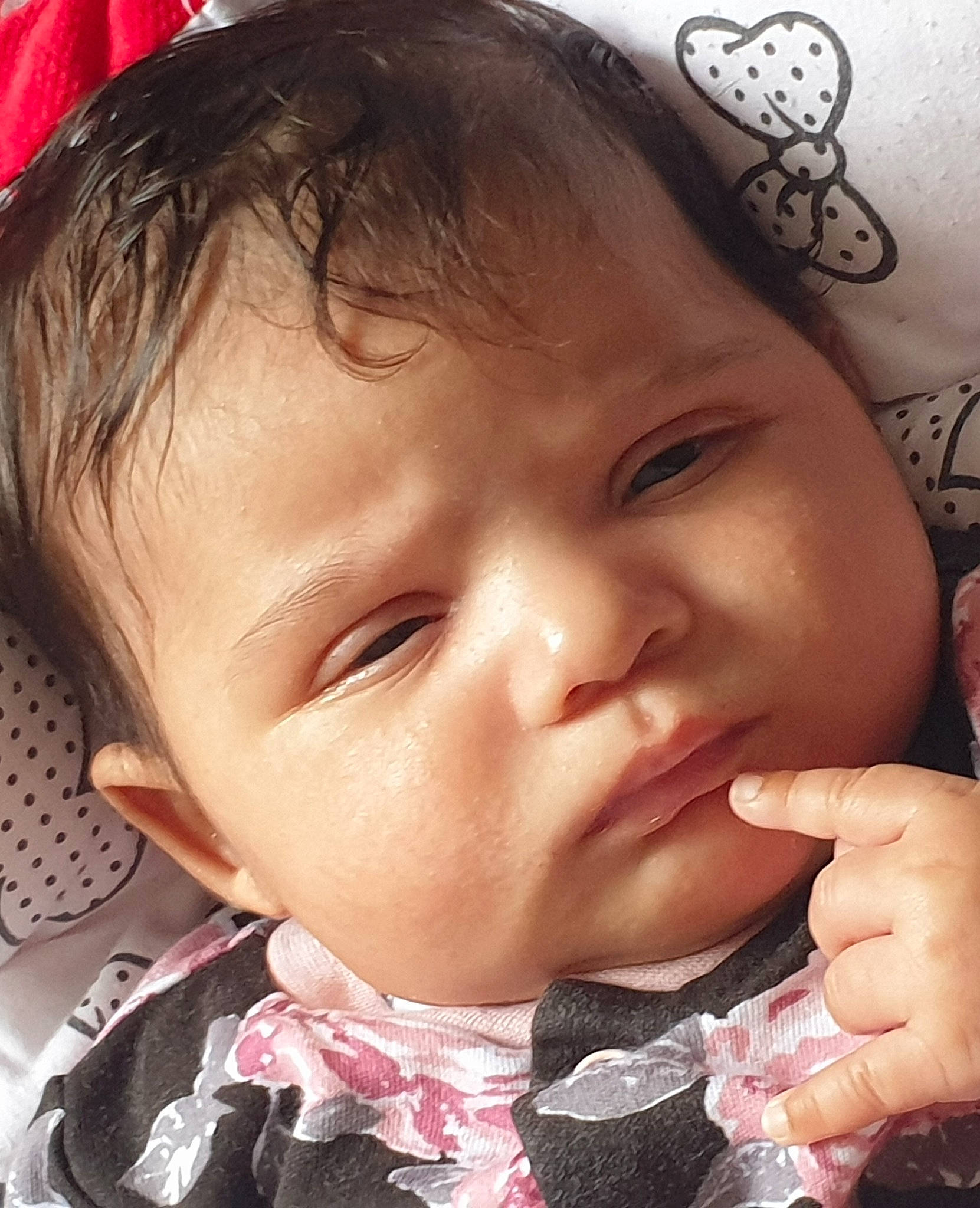 Djessica a rejoint le concours — aidez-le/la à gagner de superbes lots ! baby, cheek, chin, ear, eyebrow, eyelash, face, facial_expression, gesture, hair, happy, human, lip, mouth, neck, nose, organ, person, pink, skin