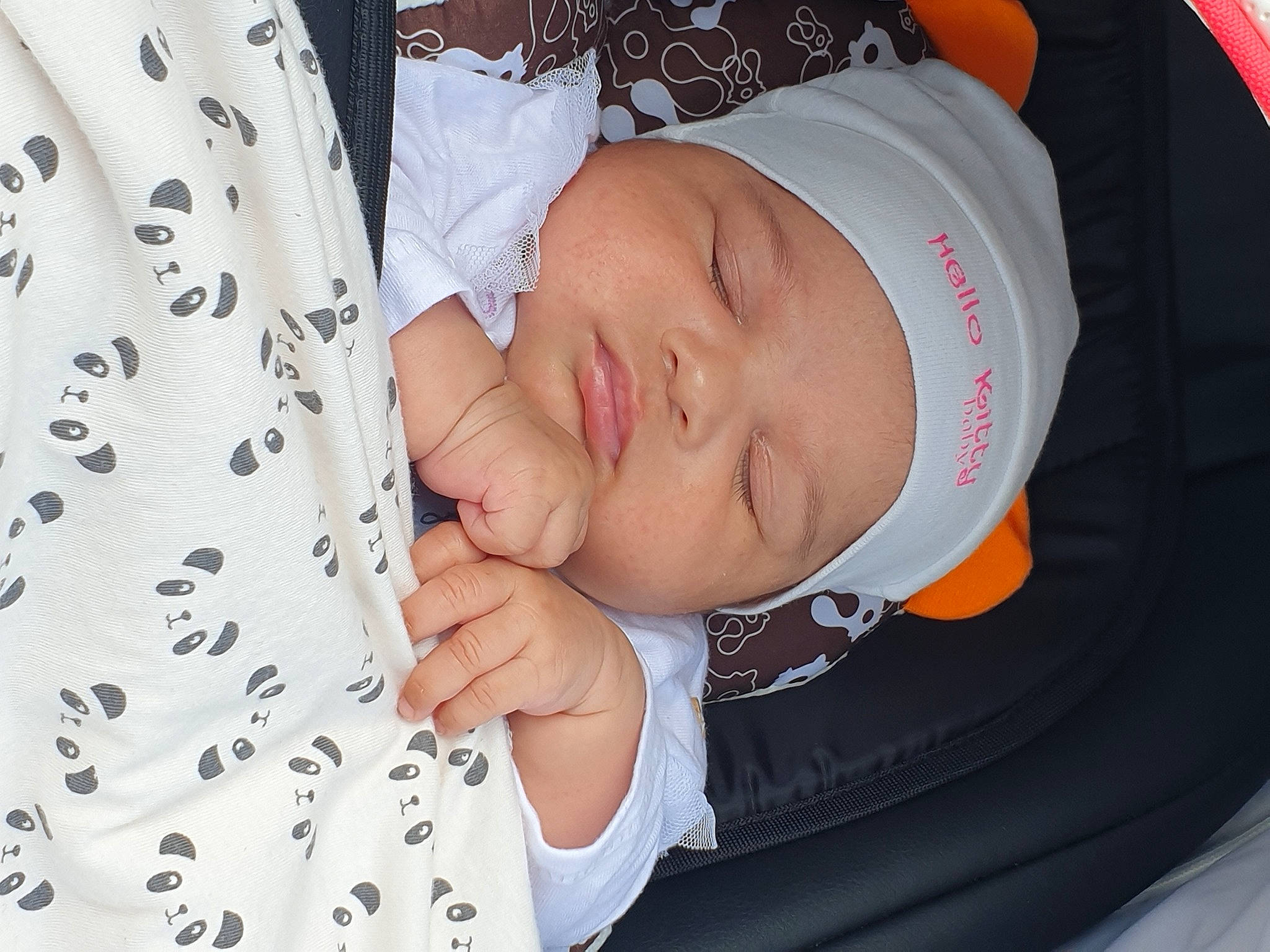 Djessica a rejoint le concours — aidez-le/la à gagner de superbes lots ! arm, baby, baby_products, baby_toddler_clothing, cap, cheek, child, comfort, elbow, facial_expression, finger, gesture, hand, hat, headwear, human, nail, pattern, person, sleeve