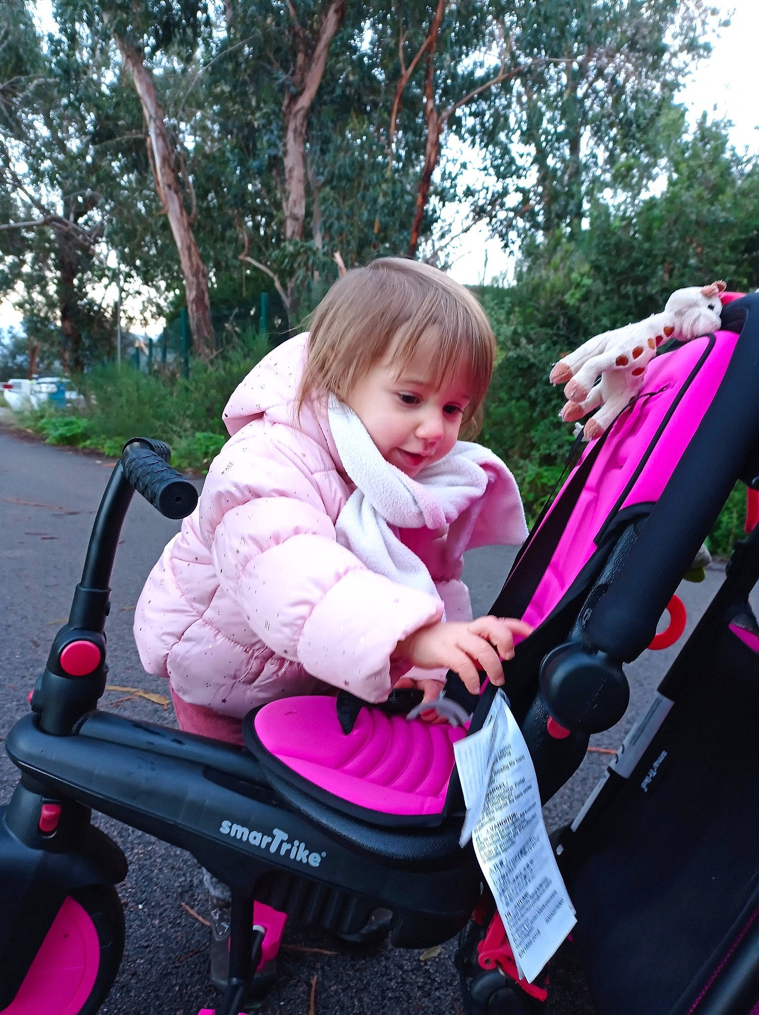 Carlita a rejoint le concours — aidez-le/la à gagner de superbes lots ! baby, baby_carriage, baby_products, baby_toddler_clothing, child, comfort, lap, magenta, person, pink, play, product, purple, shoe, sitting, toddler, tree, violet