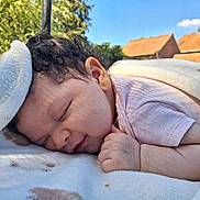 Sasha a rejoint le concours — aidez-le/la à gagner de superbes lots ! baby, sleeping, blanket, outdoor, sunlight, curly_hair, peaceful, face, hand, skin, infant, soft_texture, nature, blue_sky, cloud, roof, daylight, portrait, cozy, relaxation