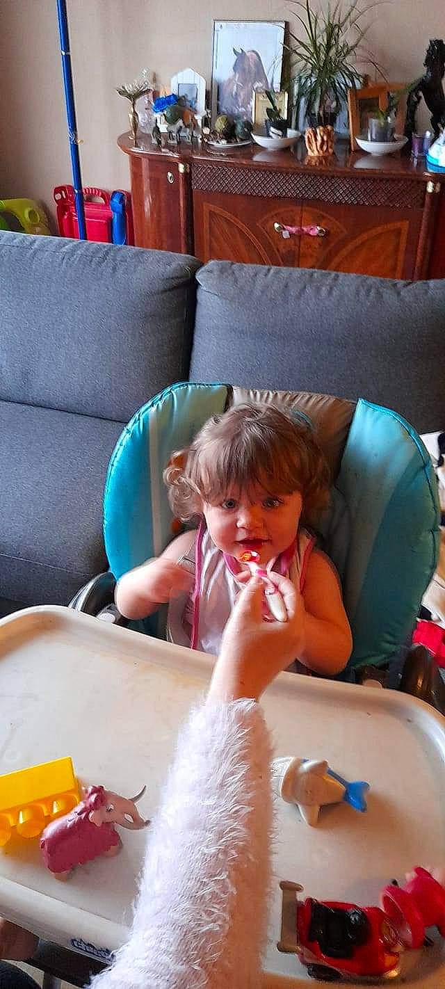 Jordan participe au concours pour gagner de l'argent avec cette photo : baby, child, comfort, couch, event, fun, furniture, leisure, living_room, nail, person, pillow, play, room, sitting, sofa_bed, studio_couch, textile, throw_pillow, toddler