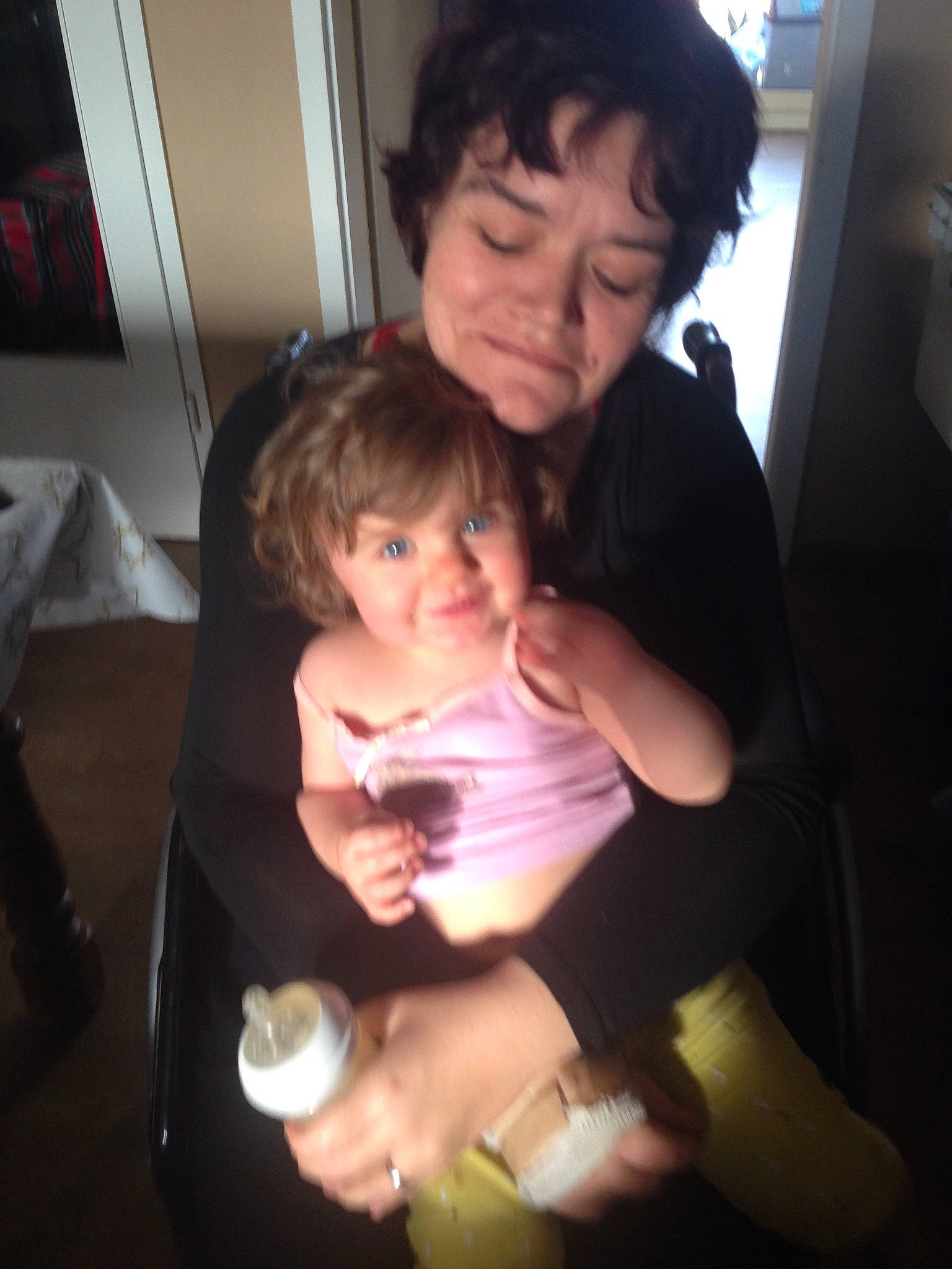 Jordan a rejoint le concours — aidez-le/la à gagner de superbes lots ! abdomen, baby, cheek, child, comfort, elbow, event, finger, fun, gesture, happy, joy, lap, mouth, nail, person, sitting, t_shirt, tableware, thumb