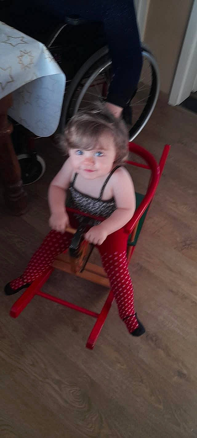 Jordan a rejoint le concours — aidez-le/la à gagner de superbes lots ! baby, baby_toddler_clothing, chair, child, comfort, floor, flooring, fun, furniture, hardwood, human_leg, joint, knee, leg, person, room, sitting, smile, thigh, toddler