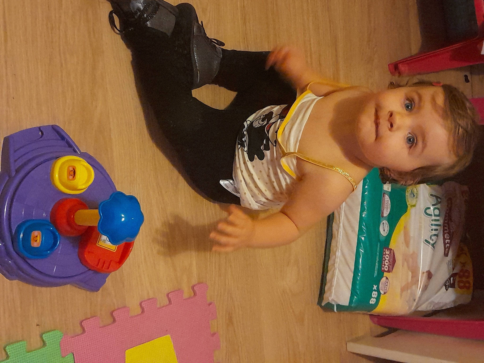 Jordan a rejoint le concours — aidez-le/la à gagner de superbes lots ! baby, baby_playing_with_toys, baby_products, baby_toddler_clothing, baby_toys, child, educational_toy, person, plastic, play, sandal, toddler, toy