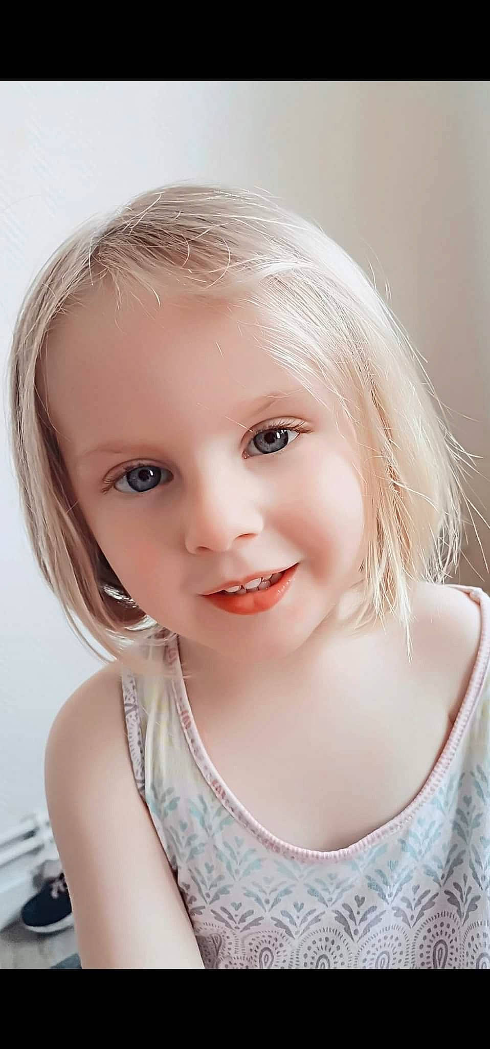 Abigaël a rejoint le concours — aidez-le/la à gagner de superbes lots ! blond, cheek, ear, eyebrow, eyelash, flash_photography, fun, happy, iris, jaw, joy, lip, long_hair, mouth, neck, no_expression, nose, person, shoulder, skin