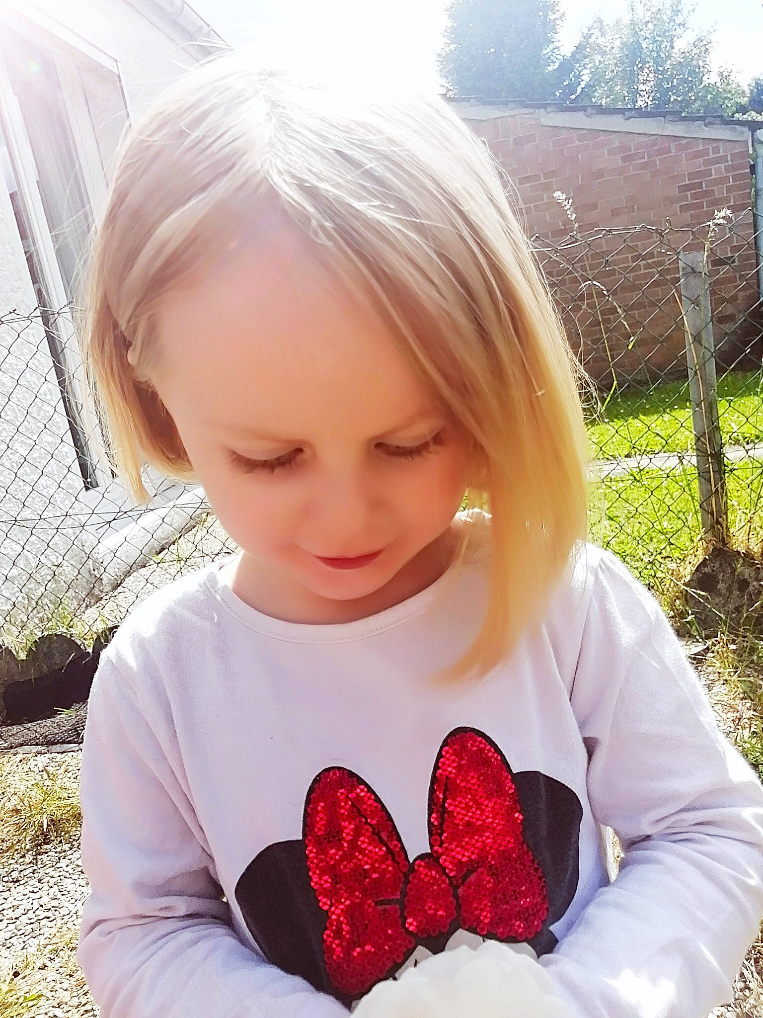 Abigaël a rejoint le concours — aidez-le/la à gagner de superbes lots ! baby_toddler_clothing, blond, clothing, cool, eyelash, grass, hair, happy, iris, jewellery, lip, long_hair, neck, outerwear, person, plant, sleeve, t_shirt, textile, toddler