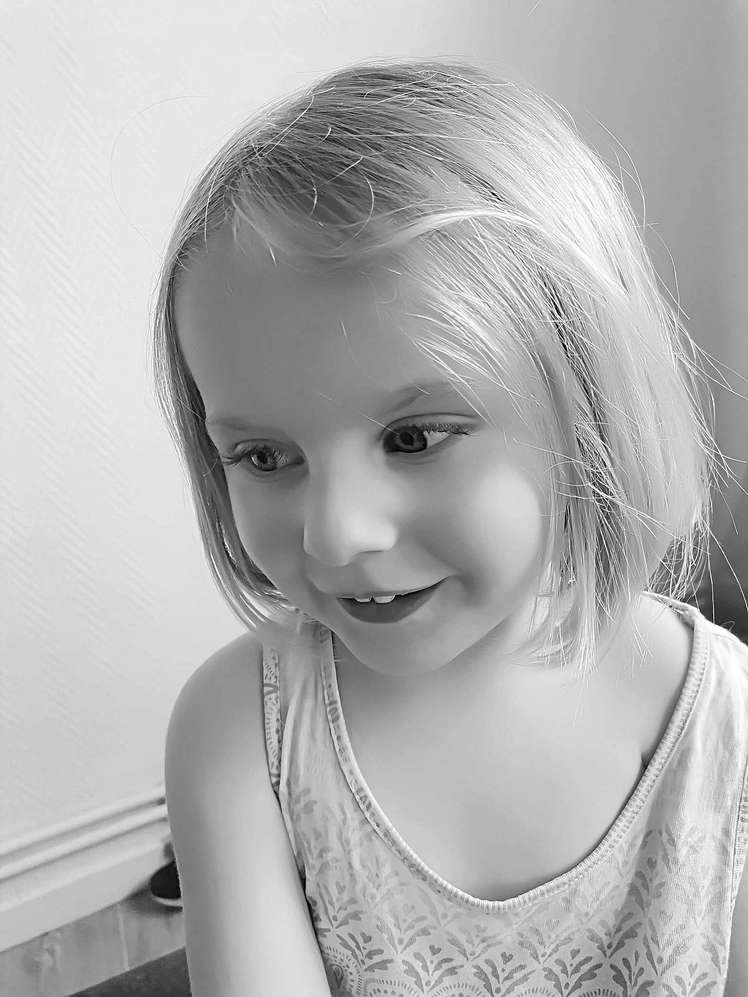 Abigaël participe au concours pour gagner de l'argent avec cette photo : black_and_white, cheek, chin, eye, eyebrow, eyelash, flash_photography, hair, hairstyle, happy, iris, jaw, joy, lip, monochrome, neck, nose, person, skin, smile